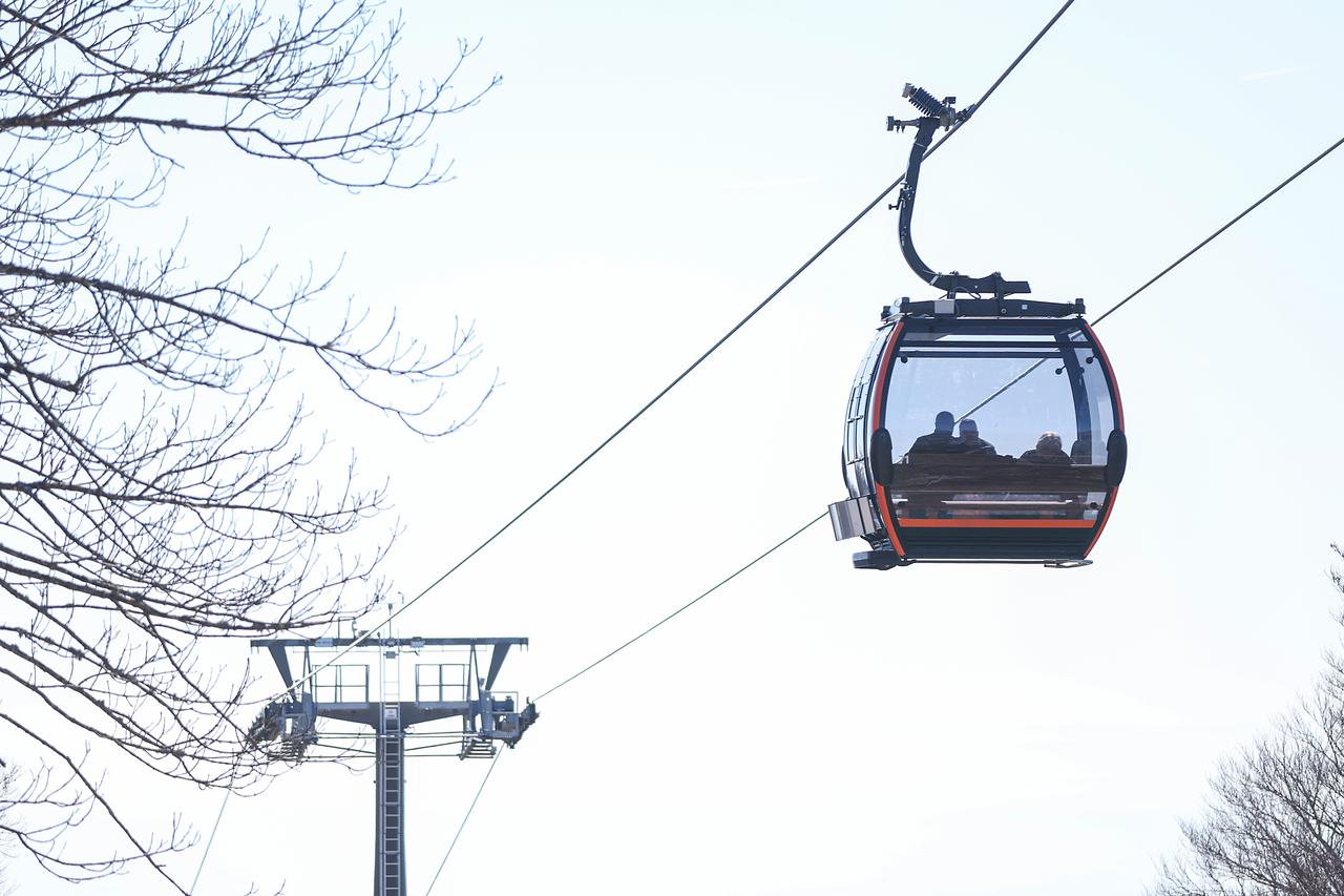 Prvi dan proljeća i lijepo vrijeme privuklo mnoge građane na Sljeme