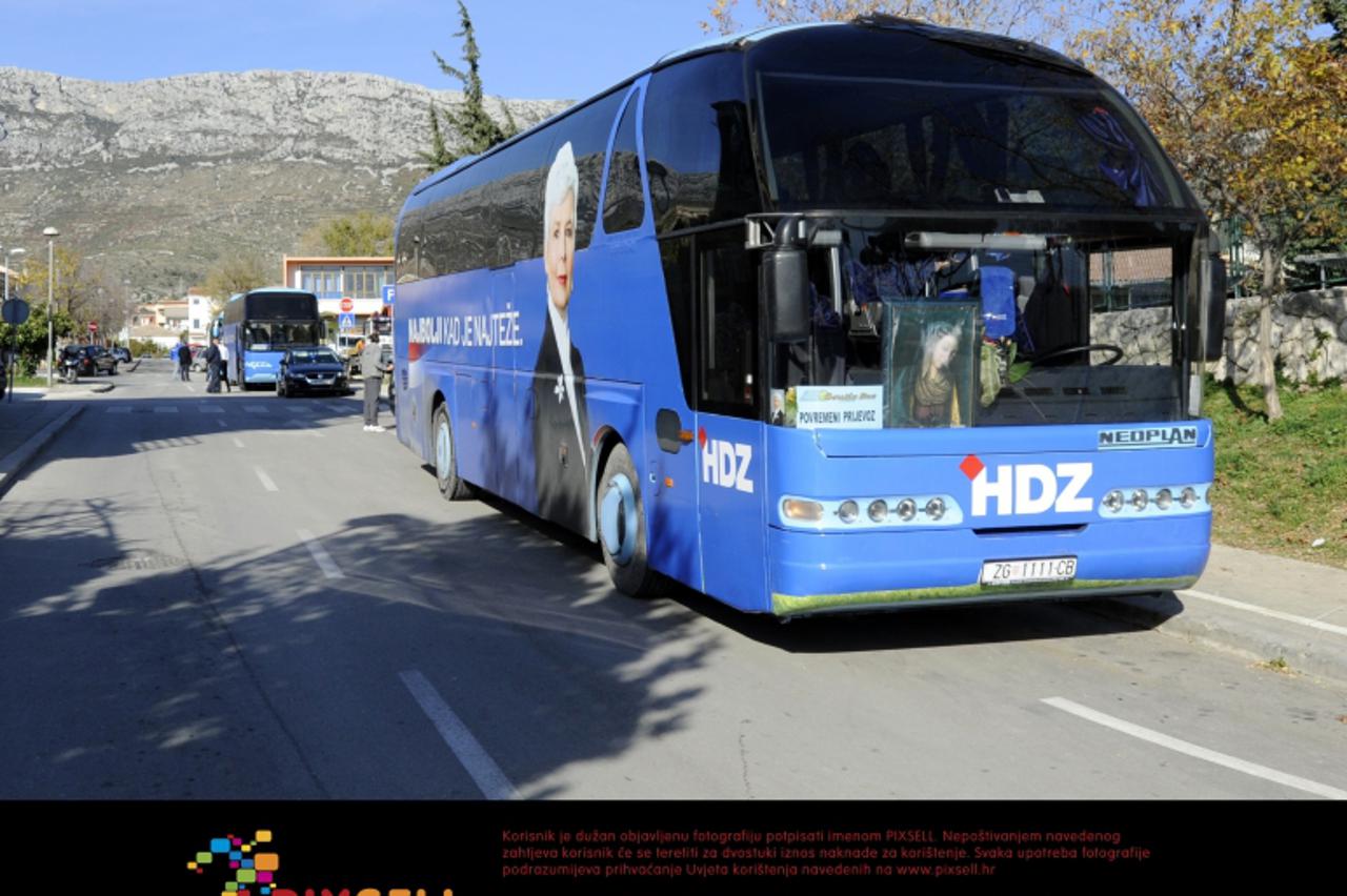 '27.11.20111., Kastel Sucurac - U sklopu predizborne kampanje vodstvo HDZ-a na celu sa premijerkom Jadrankom Kosor posjetilo je Kastel Sucurac u kojem su odradili predizborni skup za IX. izbornu jedin