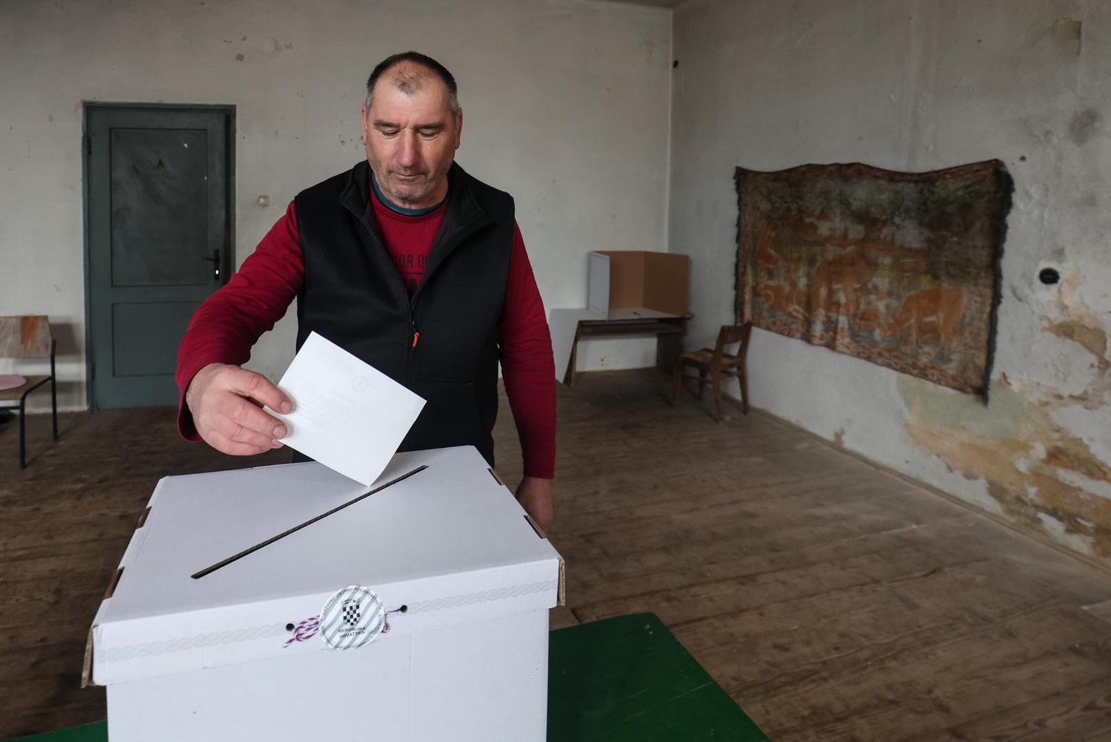 Stara zgrada se već dugo ne koristi, ali se u njoj nalazi biračko mjesto, udaljeno 60-ak kilometara od Zagreba. 