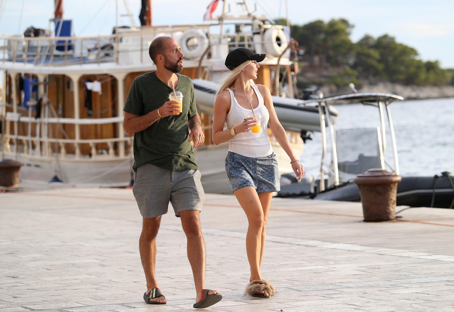 Nakon doručka par se u gumenjaku uputio na Paklene otoke. Ondje su proveli i veći dio popodneva.