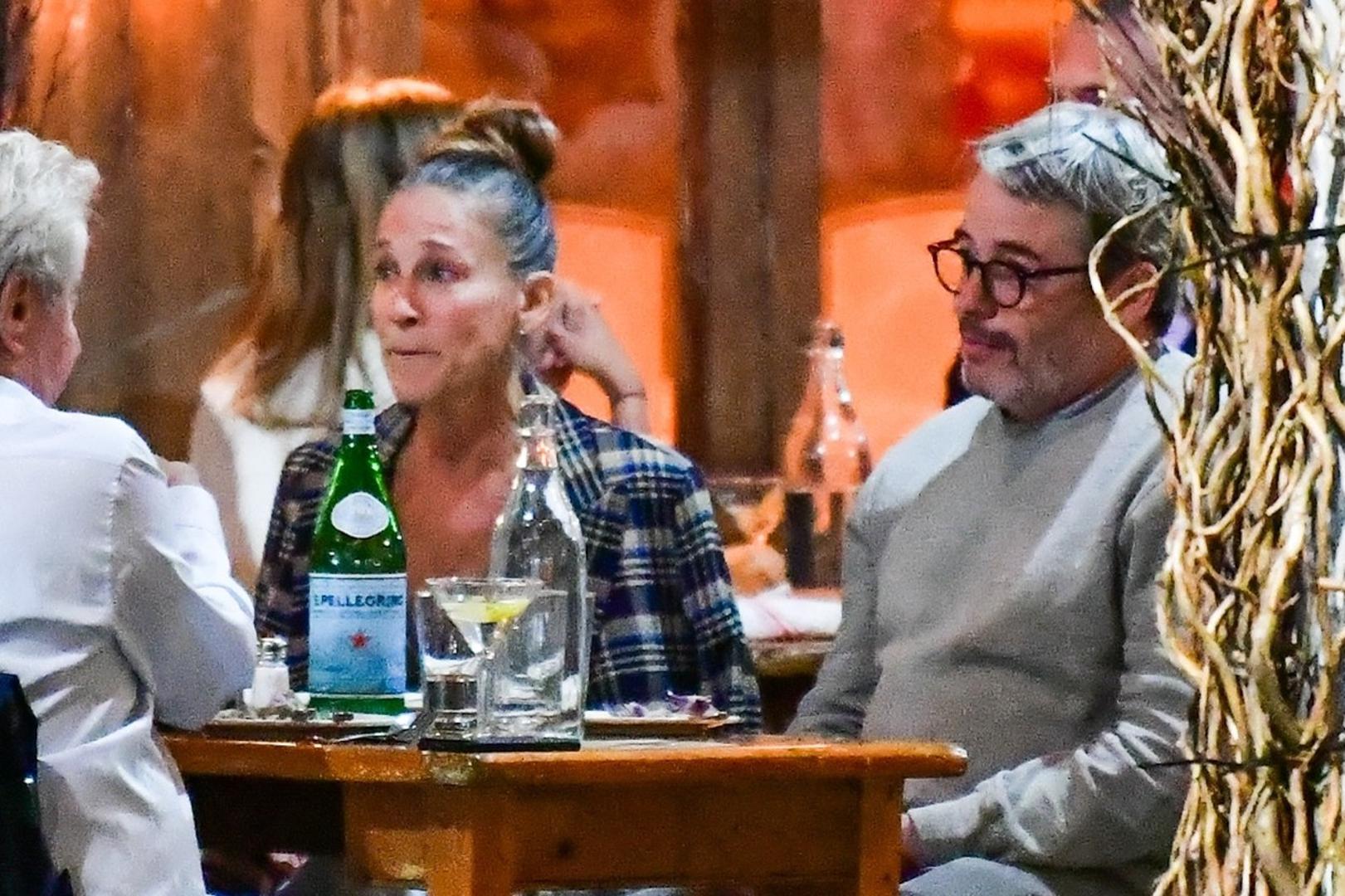 Sarah Jessica Parker (55), popularna Carrie iz serije "Seks i grad" sa suprugom Matthewom Broderickom i prijateljima otišla je na večeru na terasi jednog restorana u New Yorku. 