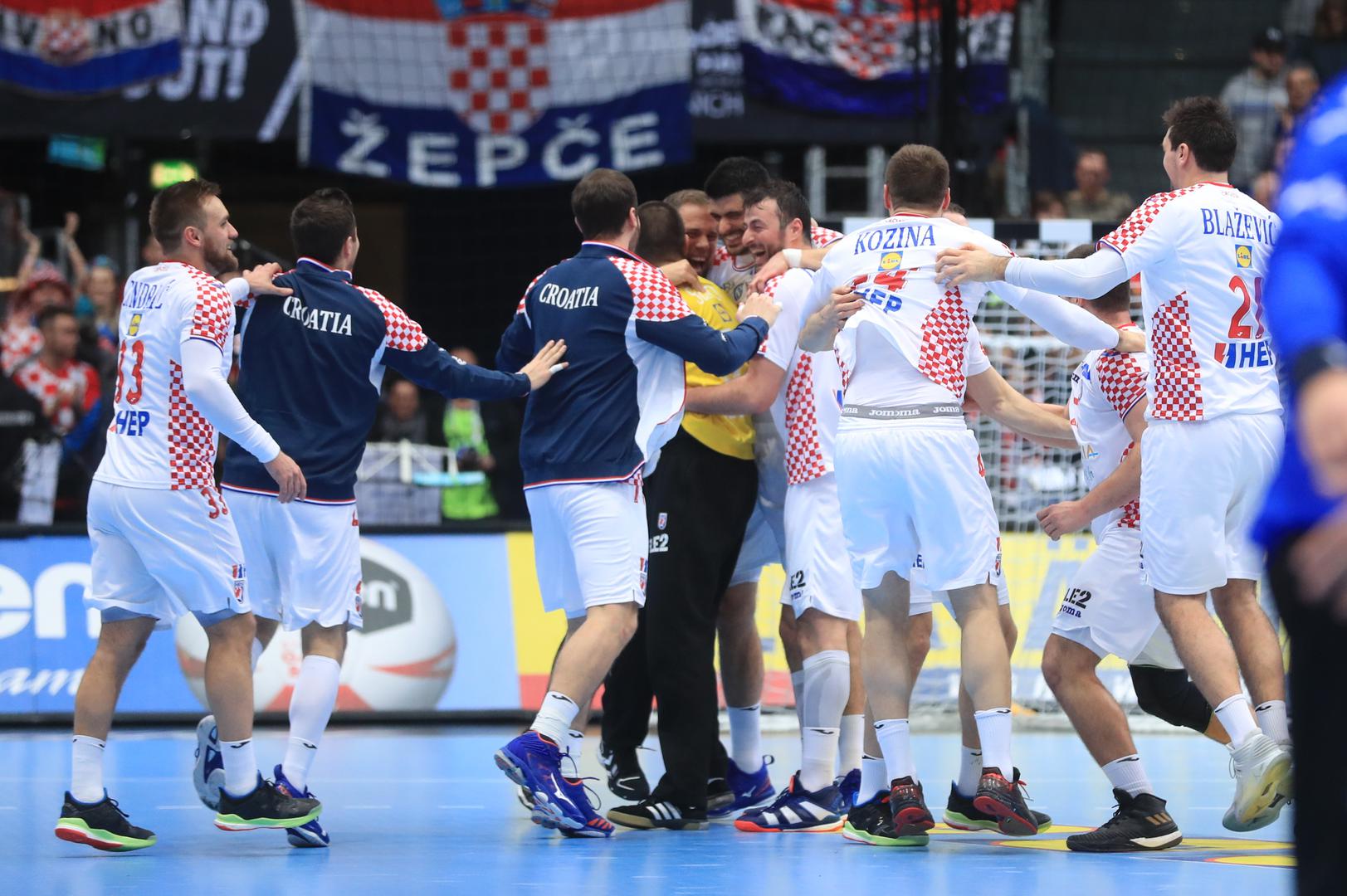 Njemački organizatori su prije nekoliko dana zbog velikog interesa hrvatskih navijača, pustili u prodaju i 'stajaće' karte, koje su odmah rasprodane