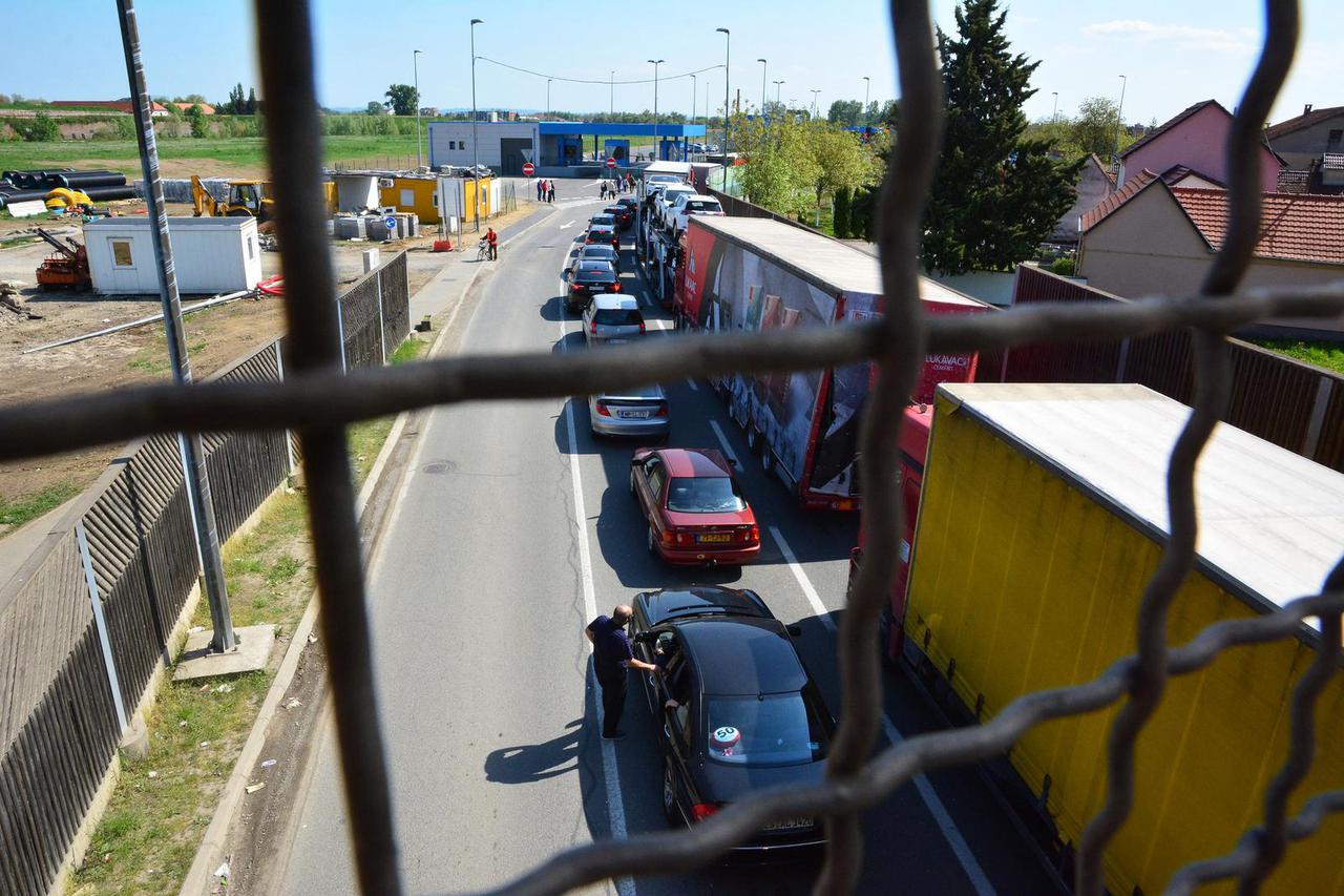 Slavonski Brod: Zbog poja?anog prometa gužva na grani?nom prijelazu