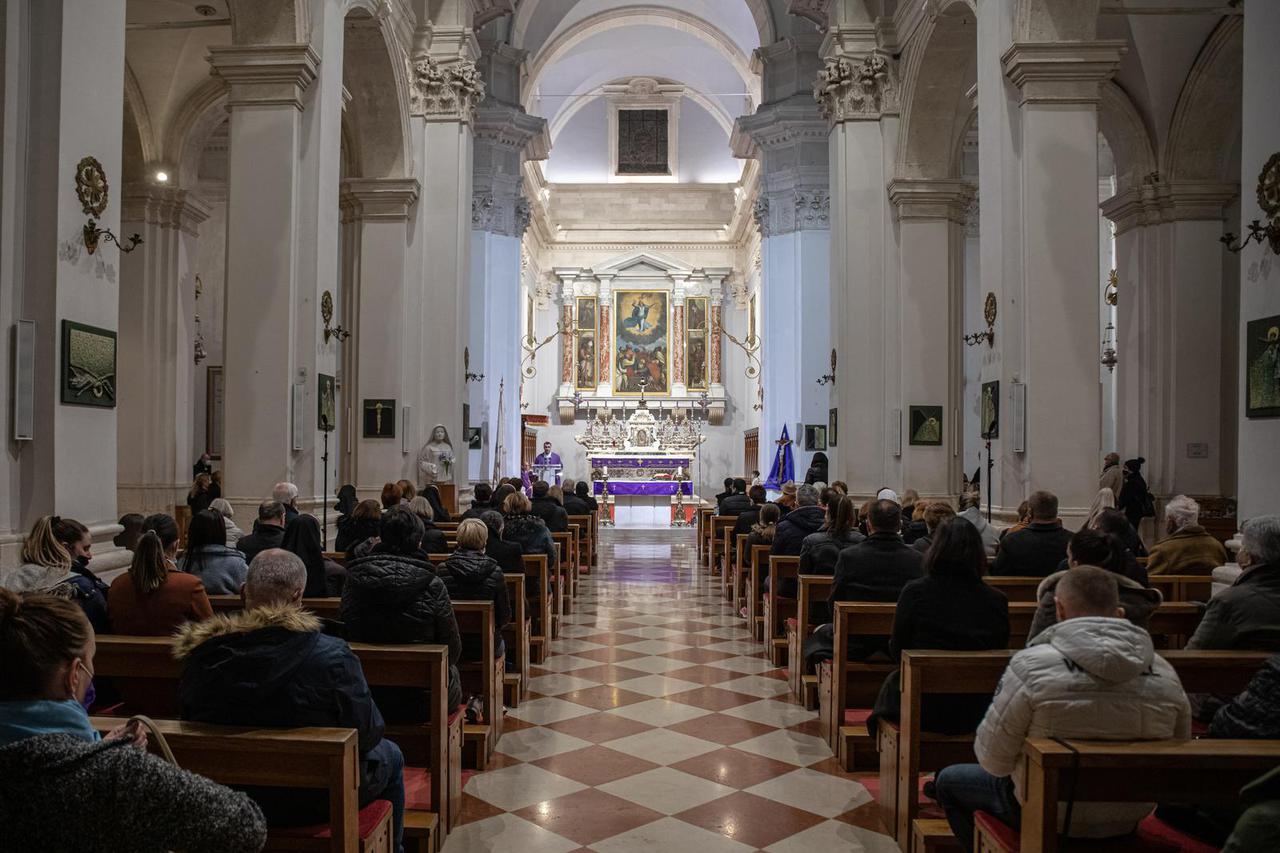 Pepelnicu u dubrovačkoj katedrali predvodio biskup Roko Glasnović