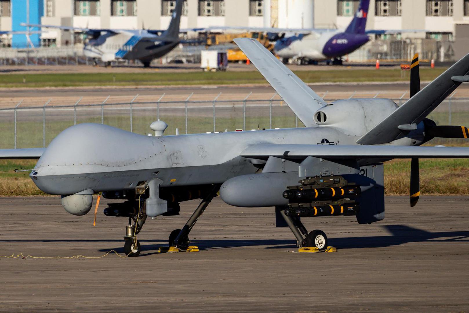 1. MQ-9 Reaper (SAD): Uveden je početkom 2000-ih i od tada je kontinuirano unaprjeđivan kako bi zadržao prednost u modernom ratovanju. Primjer je evolucije bespilotnih letjelica od običnih izviđačkih alata do moćnih borbenih sredstava. Leti na visinama do 15.240 metara, s autonomijom od preko 27 sati. Može nositi 1724 kilograma tereta, uključujući rakete i bombe.
