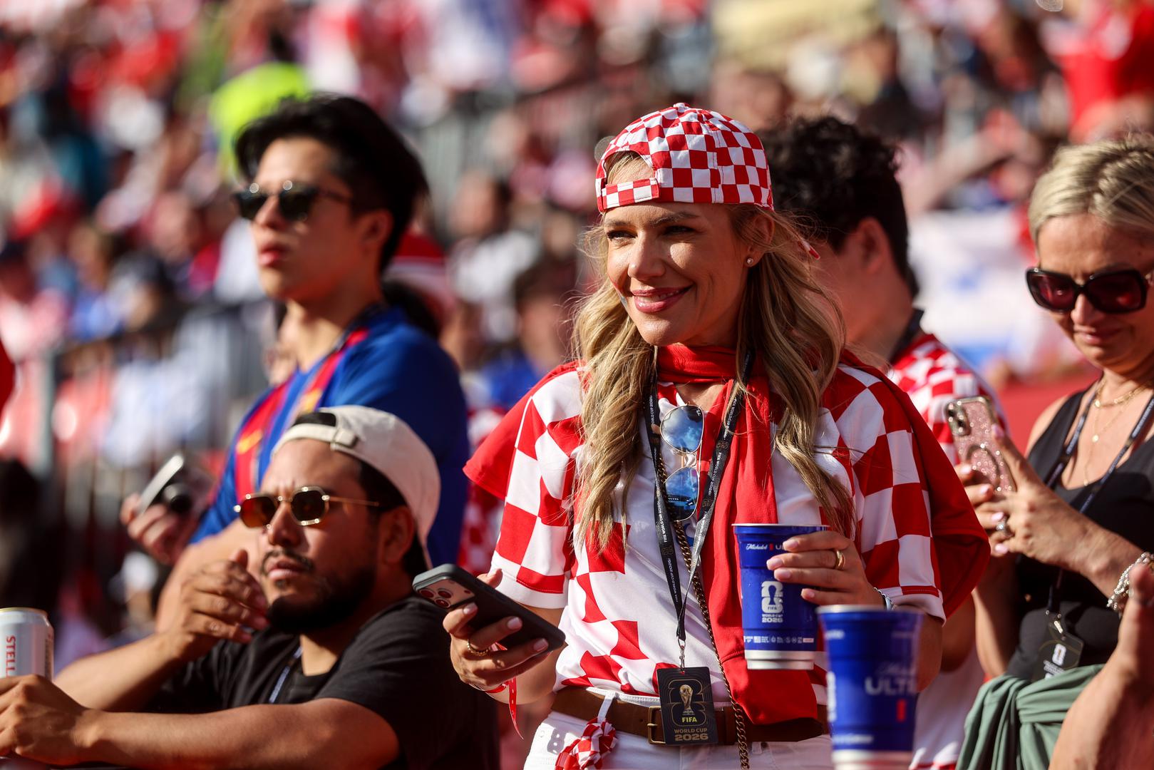 U našoj fotogaleriji pogledajte djelić atmosfere s tribina i navijačice koje su zasigurno uljepšale večerašnju nogometnu večer u Torontu.