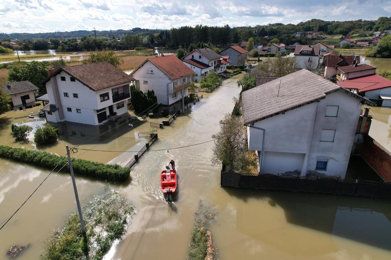 Pogled iz zraka na poplavljeno mjesto  Brodarci kod Karlovca 