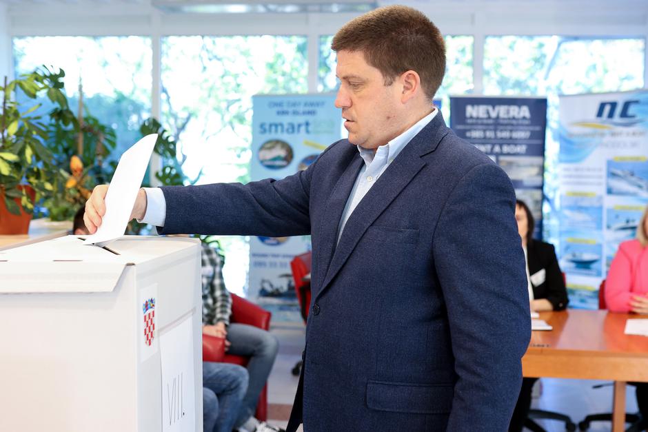Novi Vinodolski: Ministar Butković glasovao na parlamentarnim izborima