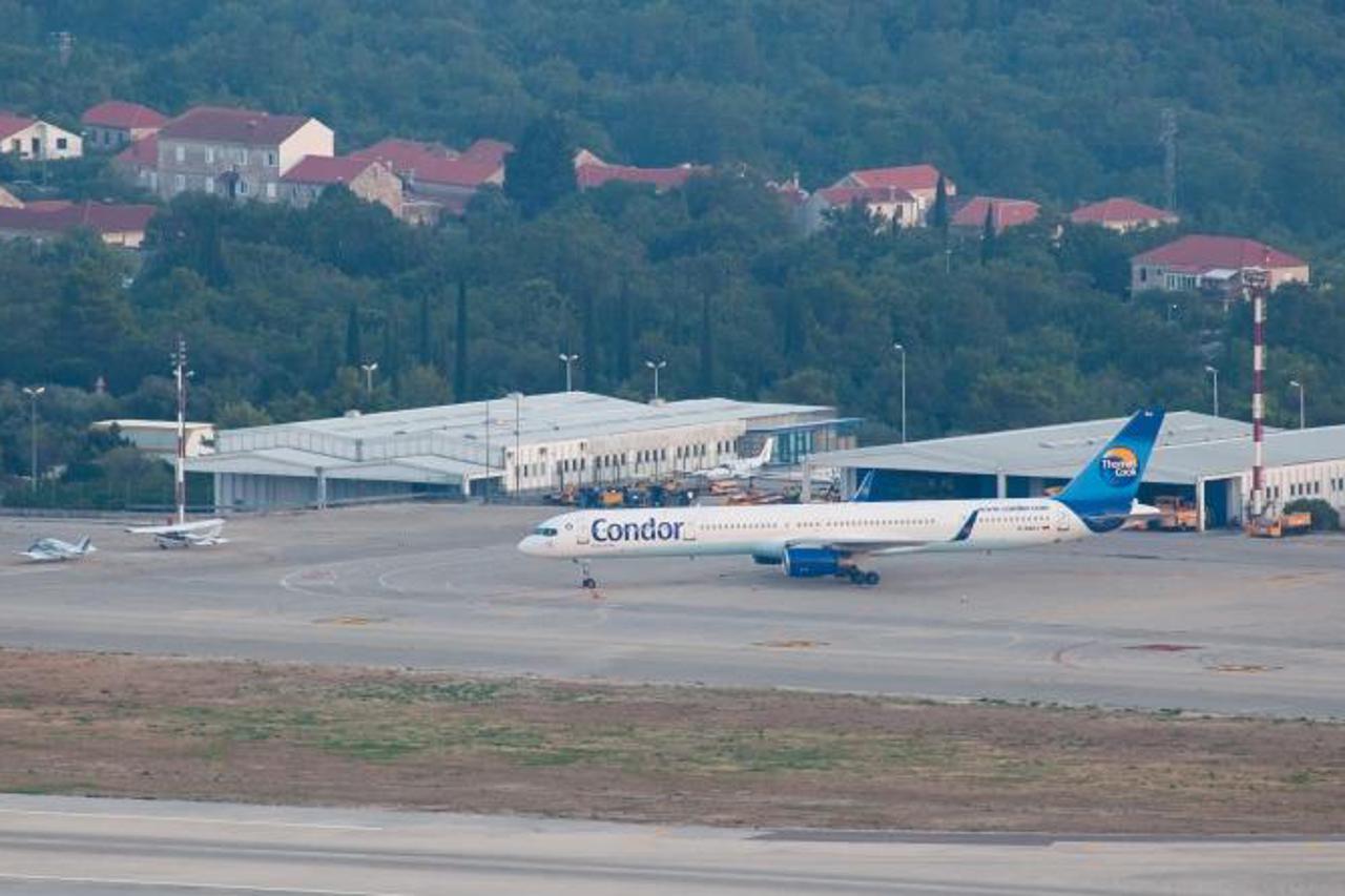 '26.08.2013., Zracna Luka Dubrovnik, Cilipi - Zrakoplov njemacke aviokompanije Condor na letu iz Egipatske Furgade prema Frankfurtu oko 16 i 30 sati prisilno je sletio na dubrovacki aerodrom sa 204 pu