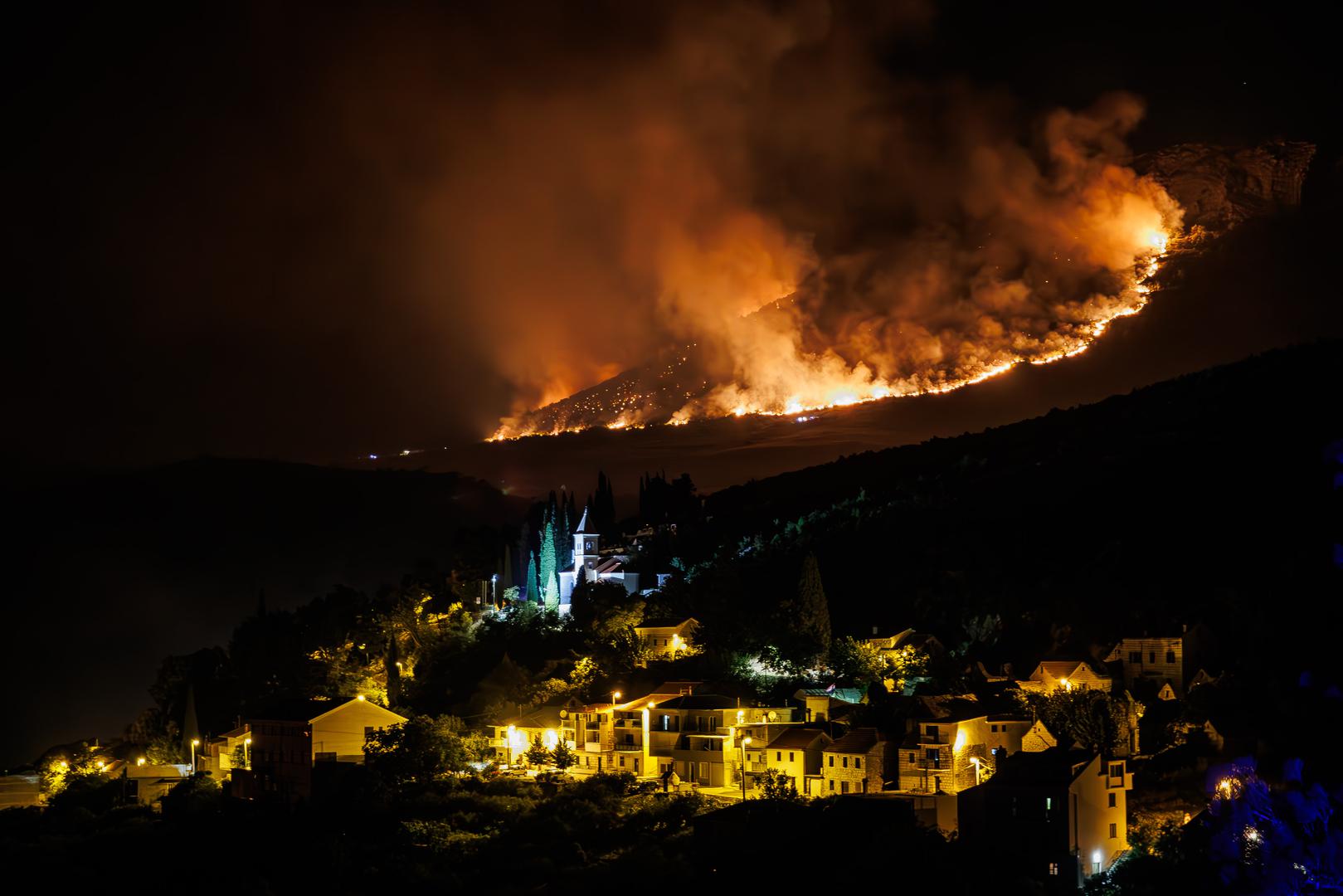 Vatrogasci su tijekom noći uspjeli obraniti objekte, no požarište je još danima zahtijevalo sanaciju i nadzor.