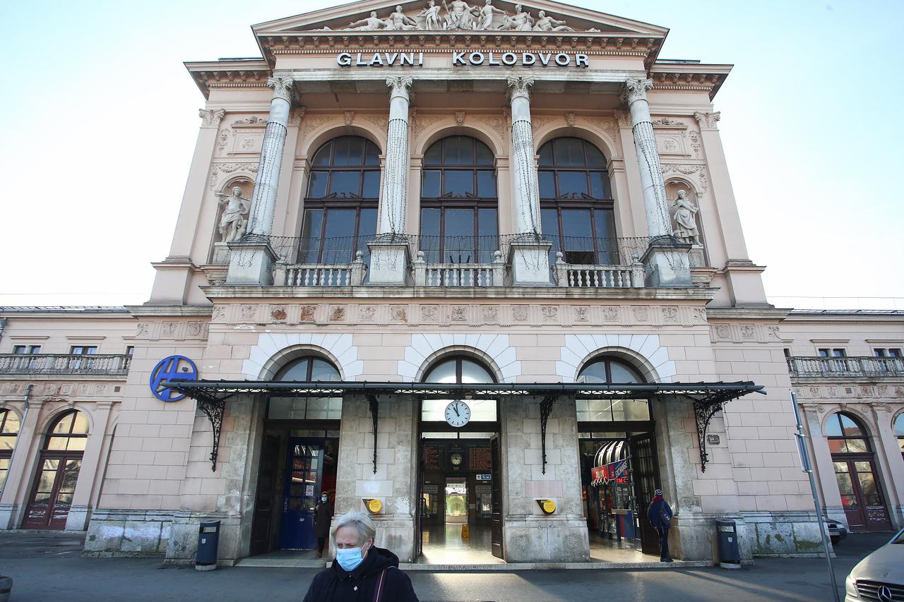 Zagreb: Zbog uvođenja propusnica na Glavnom kolodvoru manje putnika nego inače