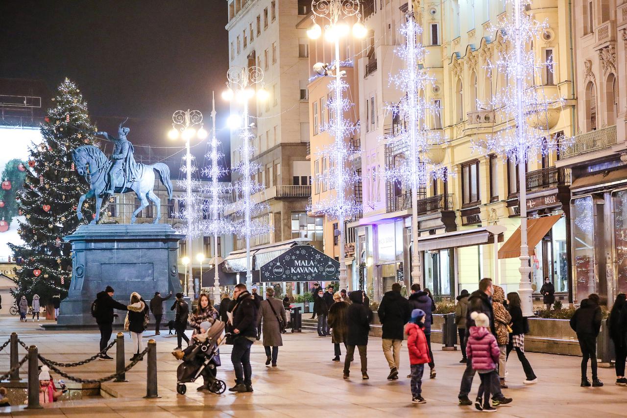 Zagreb: Građani večer proveli u druženju i mirnoj šetnji glavnim gradskim trgom