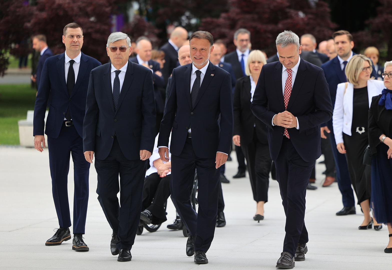 "Ta zadaća zahtijeva jedinstvo naroda, institucija, političkih stranaka, akademske zajednice, civilnog društva. Veselim se što ćemo danas taj dan proslaviti i kroz koncert u HNK-u, obljetnicu Oluje, tehničko-taktički zbor na Jarunu i prelete Hrvatskog ratnog zrakoplovstva. Čestitam svima Dan državnosti!“, poručio je premijer.