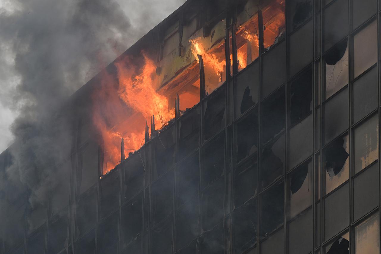 Zagreb: Ponovno je planuo požar na Vjesnikovoj zgradi 