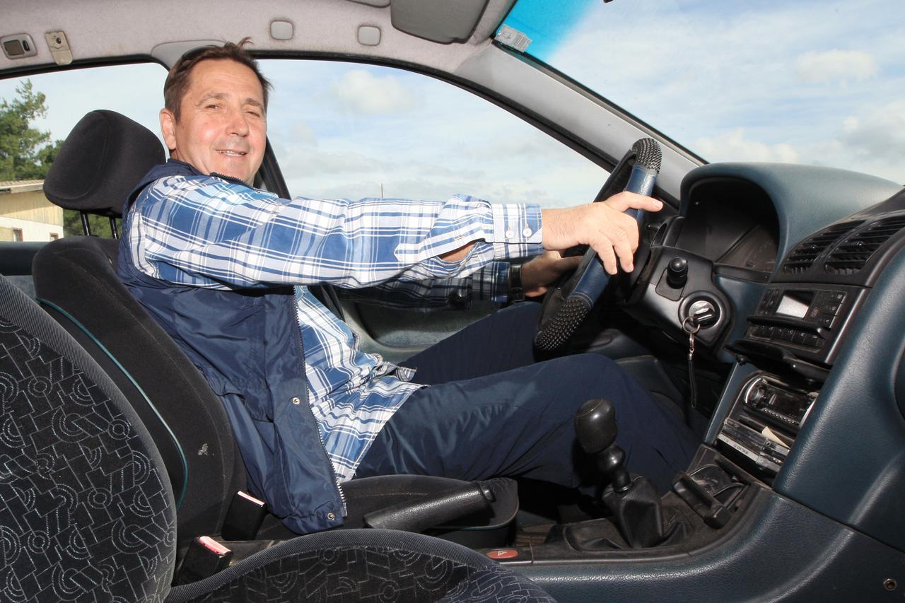 03.11.2013., Primosten - Dok se u drugim opcinama i drzavnim poduzecima kupuju rastrosni i preskupi novi automobili, opcina Primosten i njen nacelnik Stipe Petrina koriste se Renault Lagunom starim dvadeset godina koji je presao vise od 1,2 milijuna kilom