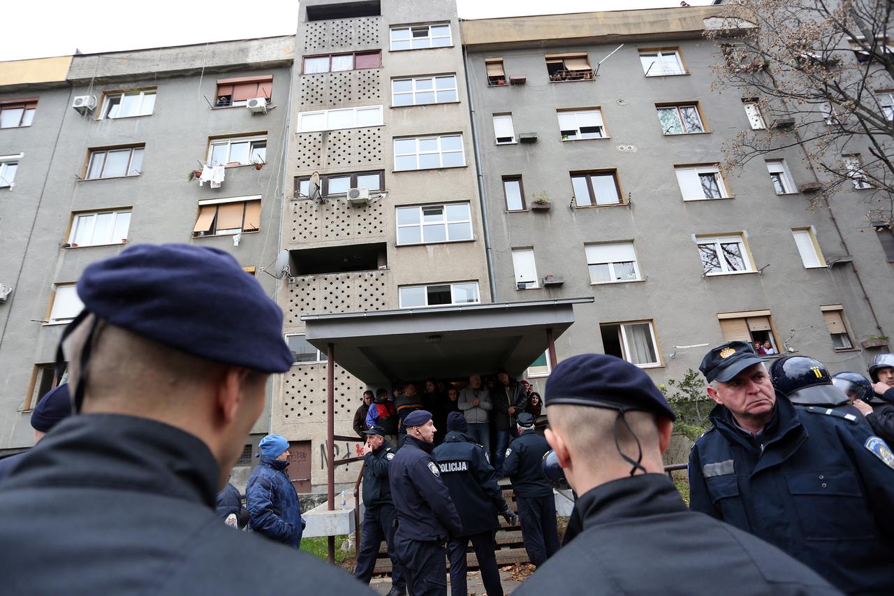 27.11.2015. Zagreb - Interventna policija zapocela je s delozacijom cetveroclane obitelji Krcmar iz stana u Miljackinoj 44. Photo: Goran Jakus/PIXSELL