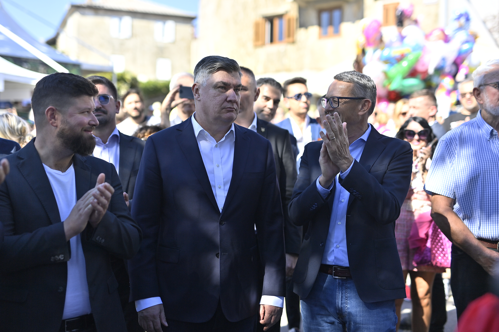 "Pozdrav Beloj nedeje" tradicionalni je dio manifestacije koja se u Kastvu održava prve nedjelje u listopadu, a običaj Bele nedeje seže više od šest stoljeća u prošlost. Fešta posvećena mladom vinu, jeseni i kastavskim običajima ove se godine održava od 3. do 5. listopada. 