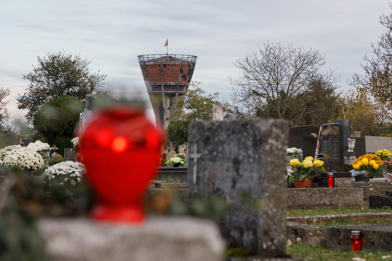 Blagdan Svih svetih na Memorijalnom groblju u Vukovaru