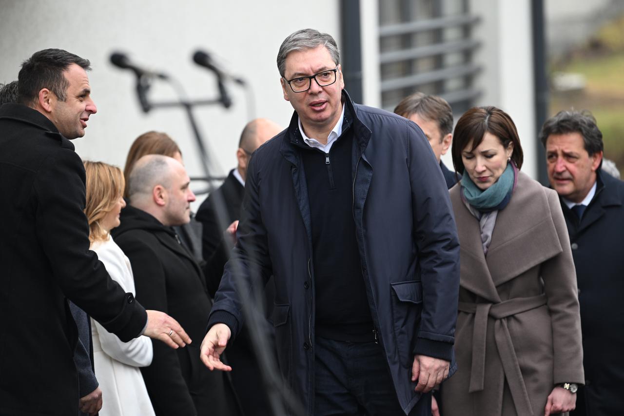 Aleksandar Vučić prisustvovao je ceremoniji otvaranja rekonstruirane OŠ "Dobrica Ćosić" u Velikoj Drenovi