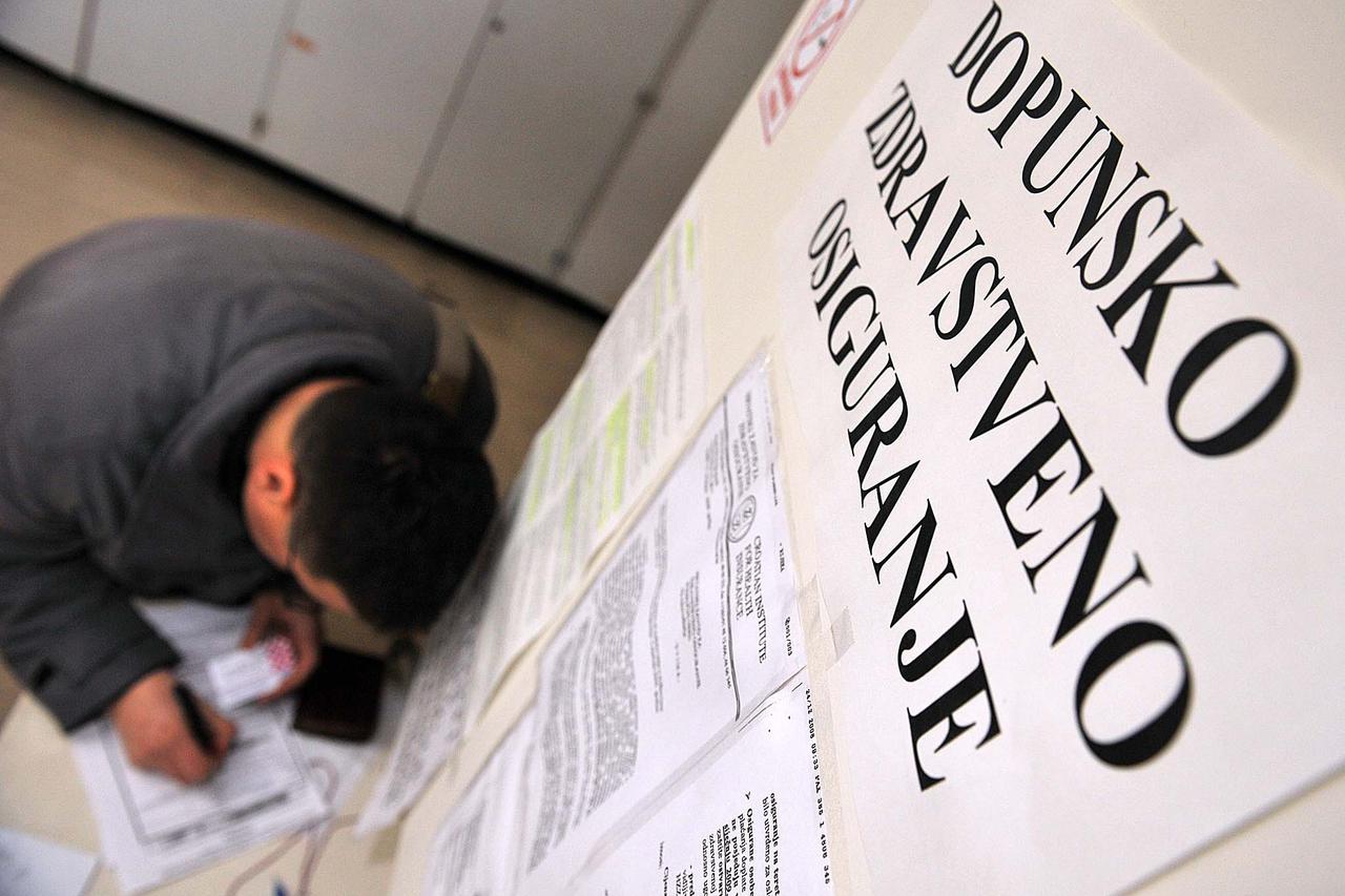 RIJEKA, 14.01.2009. HZZO, DOPUNSKO ZDRAVSTVENO OSIGURANJE, LJUDI ČEKAJU U REDU NA DOPUNSKO ZDRAVSTVENO , ISPUNJAVANJE FORMULARA  SNIMIO PETAR FABIJAN