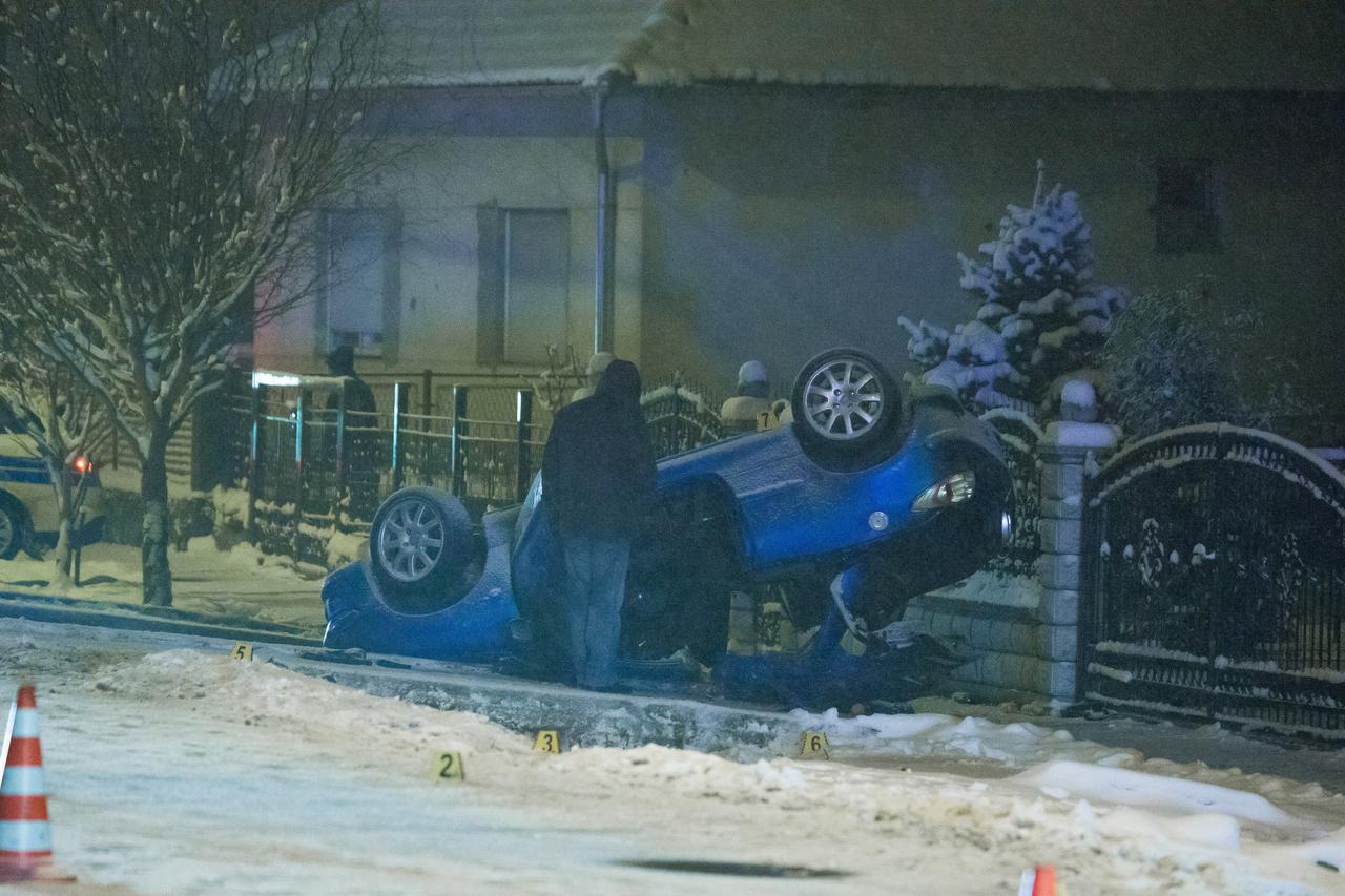 U prometnoj nesreći smrtno stradao putnik u automobilu