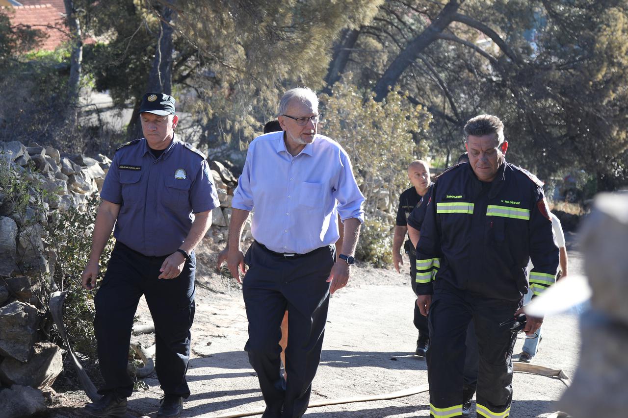 Ministar Davor Božinović obišao požarom pogođenu Raslinu