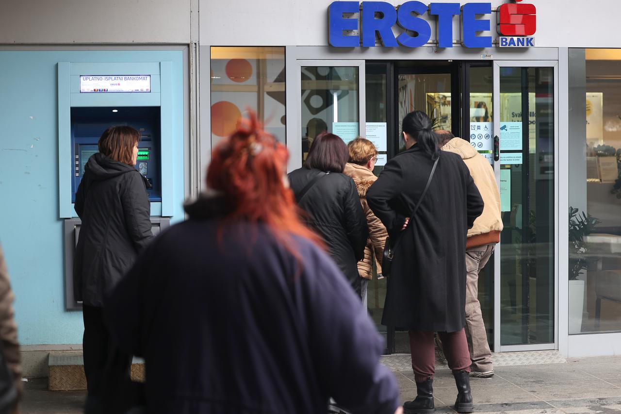 Zagreb: Gužve ispred poslovnica banaka, građani mijenjaju kune u eure