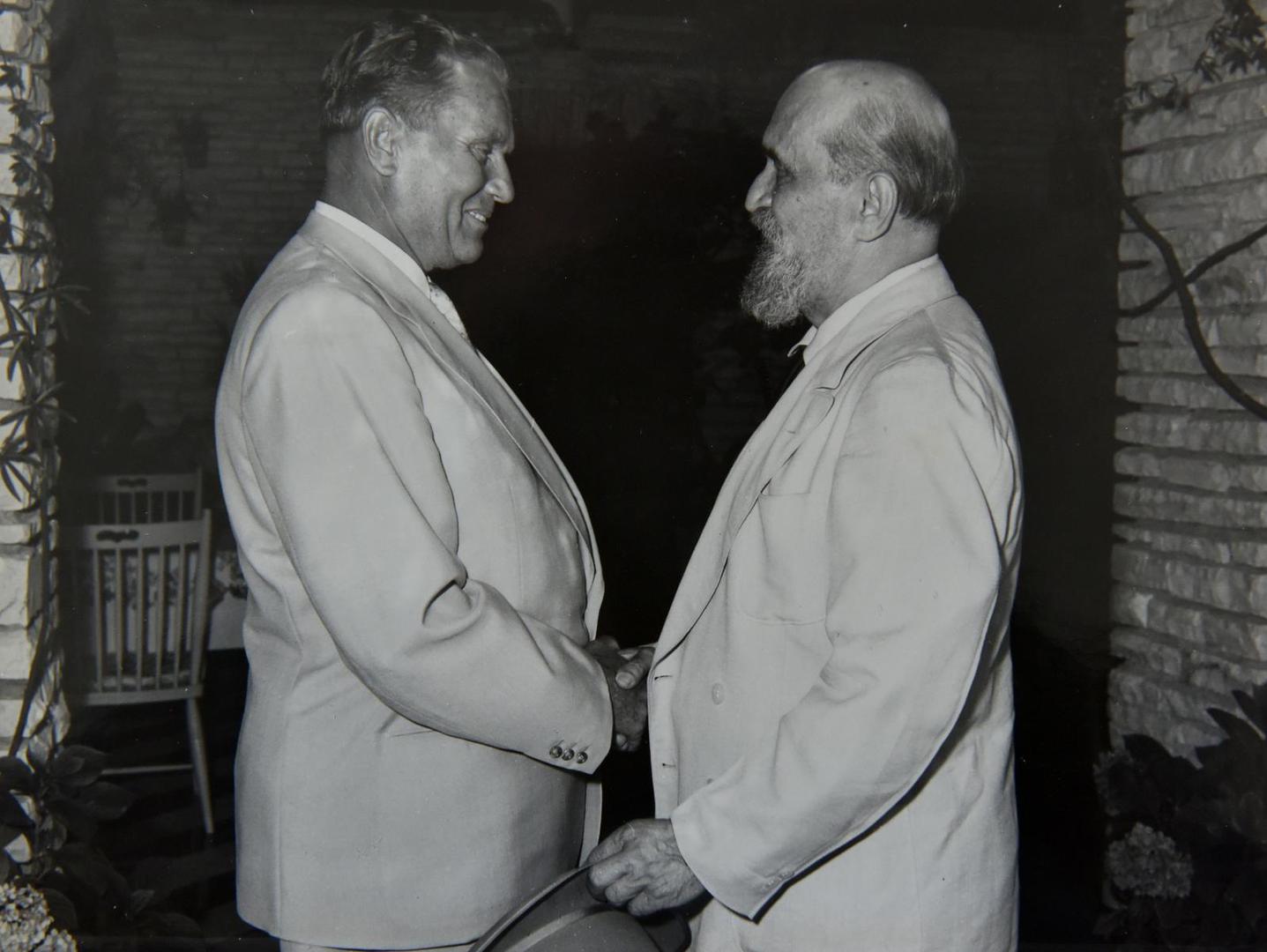 Predavao je suvremenu europsku povijest na Sveučilištu Fairleigh Dickinson u New Jerseyju, educirajući generacije studenata i sudjelujući na seminarima i javnim predavanjima o europskim i jugoslavenskim procesima važnim za Hrvatsku.