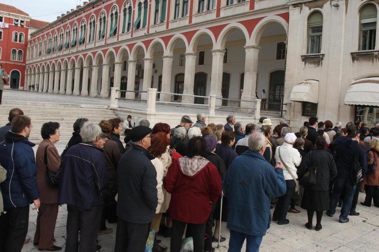 Split: U FINA-i po?ela isplata boži?nica za splitske umirovljenike