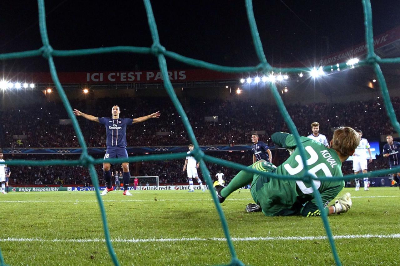 'Paris Saint-Germain\'s Swedish forward Zlatan Ibrahimovic (L) celebrates after kicking a penalty and scoring a goal during the UEFA Champions League football match Paris Saint-Germain (PSG) vs FC Dyn
