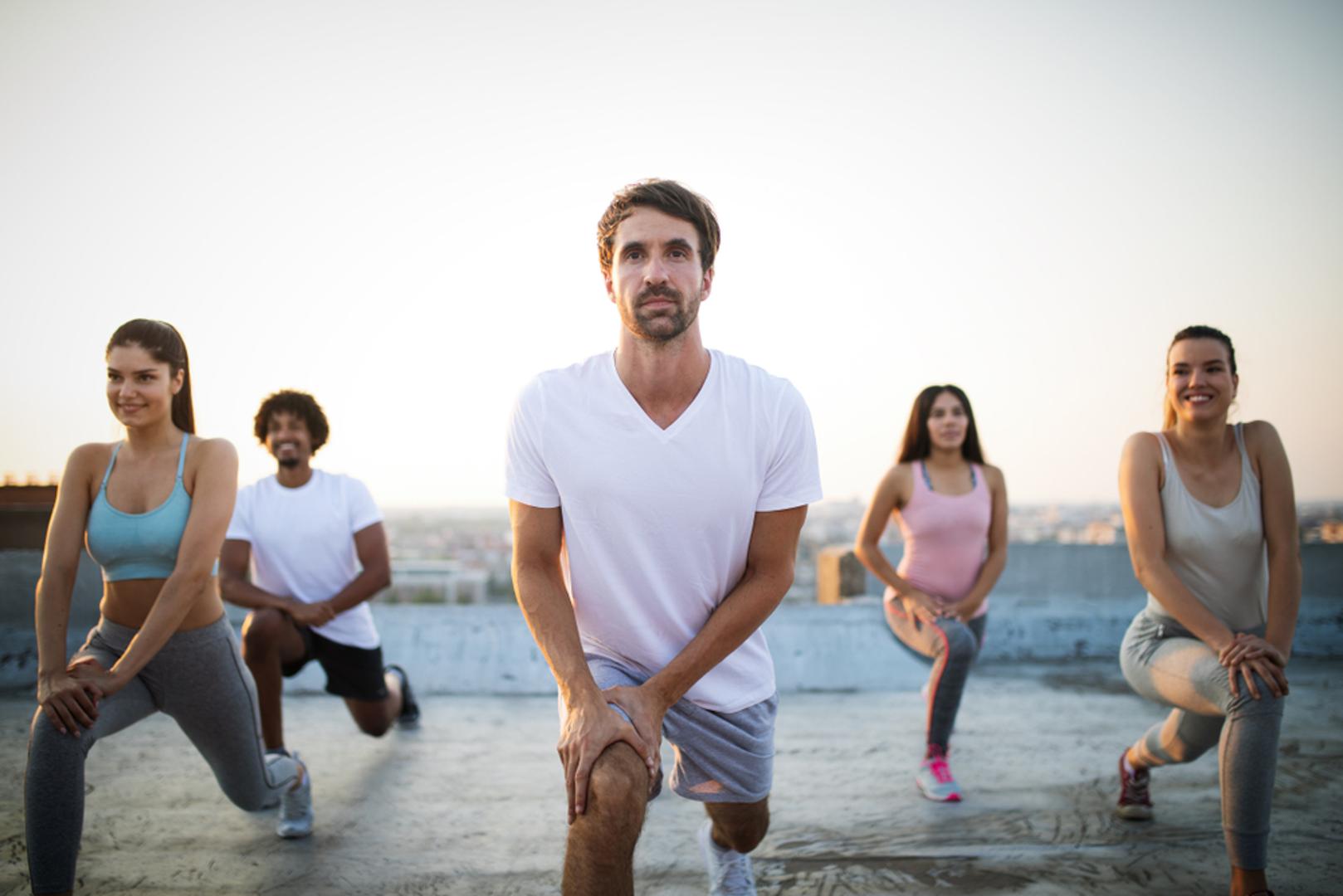 Uključite i društvenu dimenziju: Mnogima je lakše ostati dosljedan kada vježbaju s prijateljima ili u grupi. Druženje, razgovor i zajednički termini mogu povećati užitak i stvoriti dodatni osjećaj odgovornosti da se plan ne preskoči. Tada tjelesna aktivnost postaje i društveni događaj, a ne samo još jedna obveza na popisu.