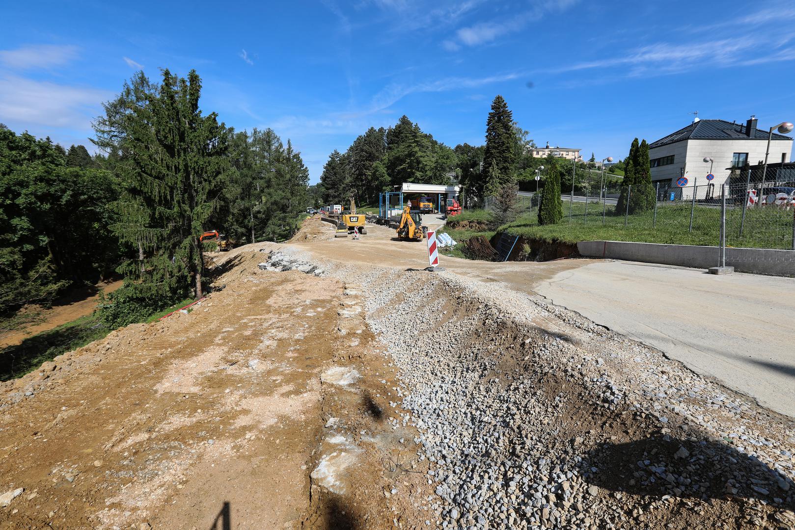 Autobusna linija 101 (Britanski trg - Gornje Prekrižje) do završetka radova prometovat će djelomično izmijenjenom trasom: Britanski trg – Ulica Pantovčak – (desno) Ulica Zelengaj – Ulica Ivana Kukuljevića – Britanski trg. Stajališta Predsjednički dvori, Pantovčak 241 i Pantovčak nisu u funkciji, a na izmijenjenom dijelu trase koristit će se usputna stajališta.  