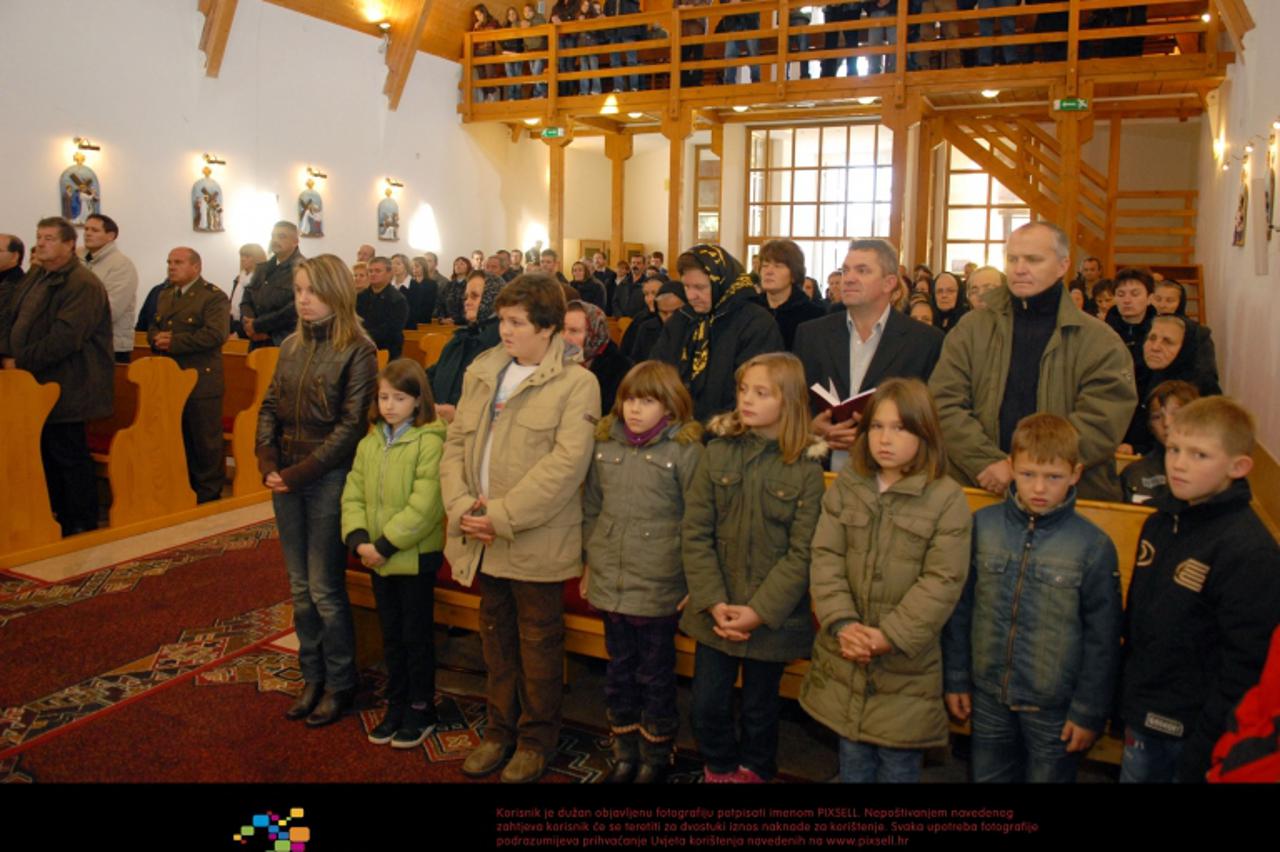 '12.11.2009., Karlovac - Mjestani Saborskog na svetoj misi povodom obiljezavanja 18. obljetnice tragedije, kada je jugo-vojska s domacim cetnickim snagama usla u Saborsko, pobila 20-tak civila i brani