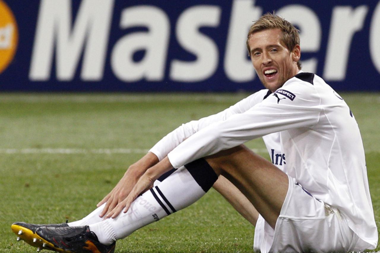 'Tottenham Hotspur\'s Peter Crouch sits on the field during their Champions League Group A soccer match against Inter Milan at the San Siro stadium in Milan October 20, 2010. REUTERS/Max Rossi (ITALY 