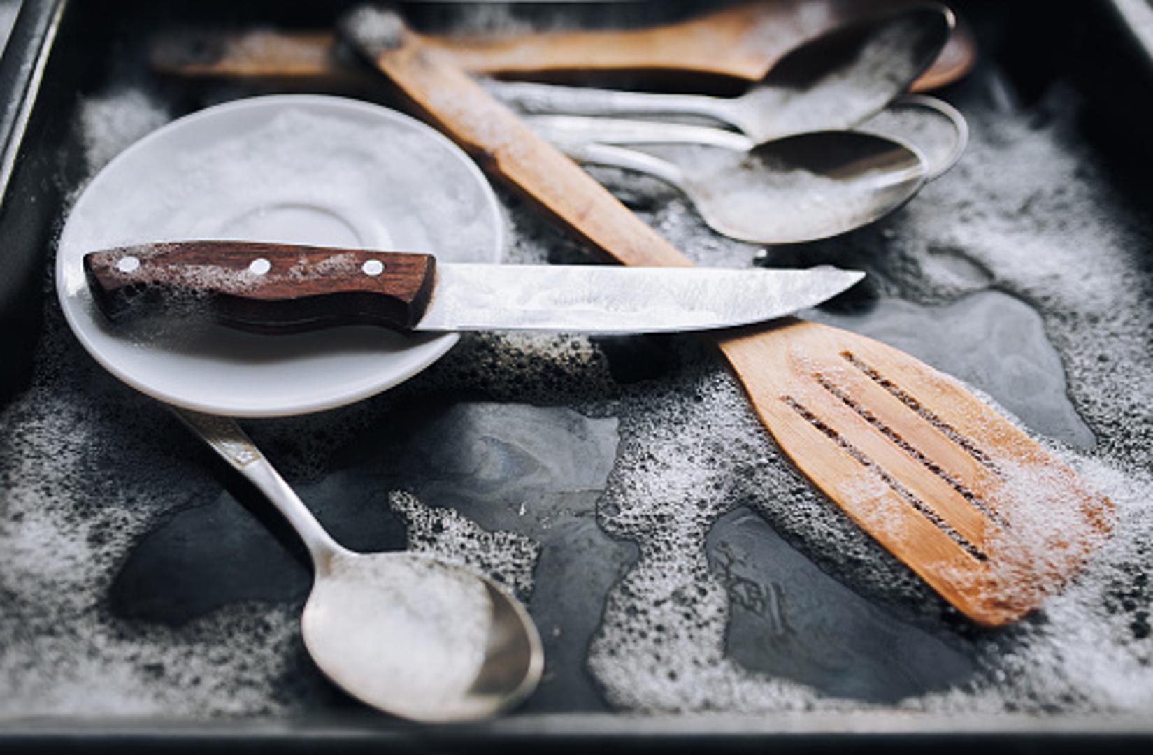 Drveni pribor za jelo, kao što su kuhača ili pak drvena daska za rezanje se također ne bi trebala prati u perilici jer visoke temperature mogu loše utjecati na drvo, a s vremenom se može i raspasti. 