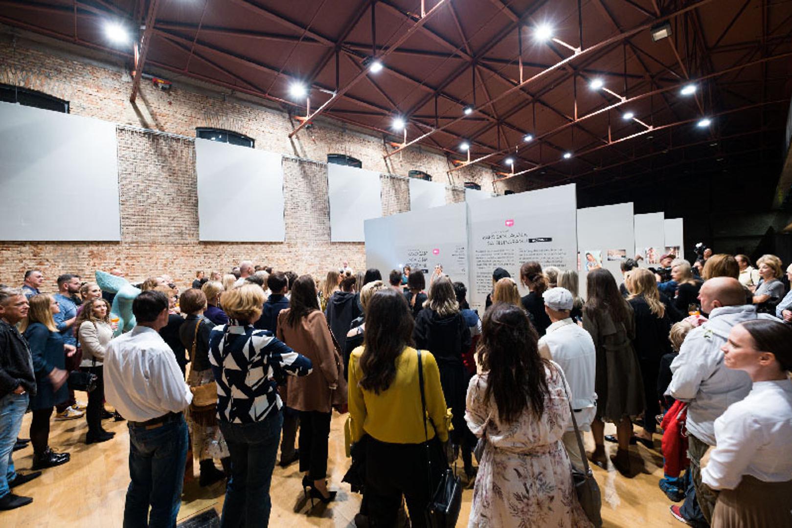 Sinoć je u zagrebačkoj Laubi otvorena pop-up izložba fotografija "Kako sam lagala na Instagramu / Backstage" modne urednice i novinarke Ane Josipović.