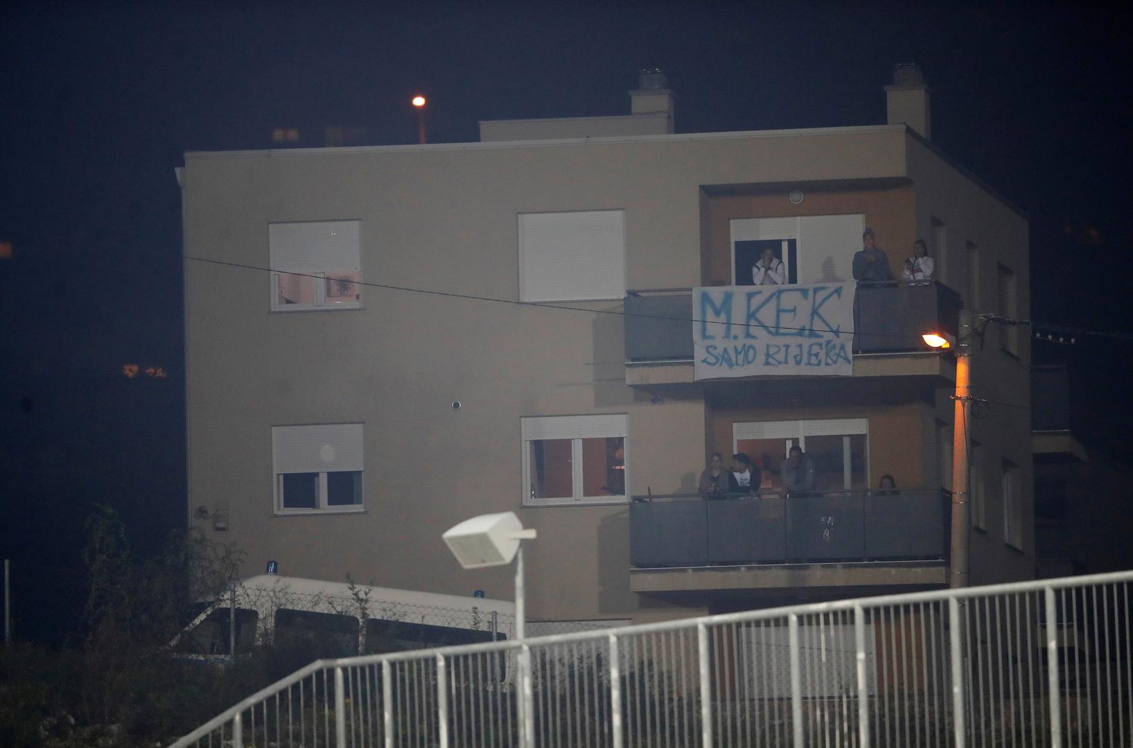 Utakmicu su pratili i hrvatski navijači s obližnjih balkona, a na jednom od njih osvanuo je i transparent: 'M. Kek, samo Rijeka'.