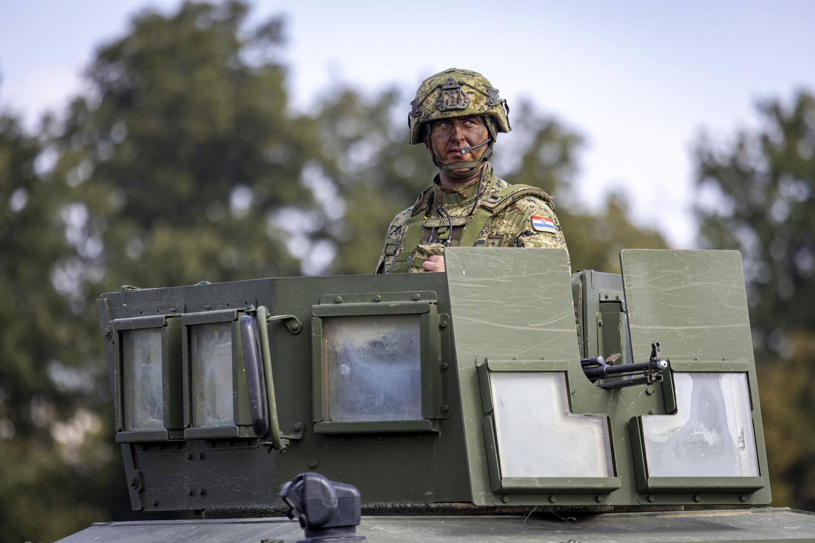 "Vježba je primjer pokazivanja znanja i sposobnosti naših oružanih snaga, što je značajno jer su se taktike ratovanja promijenile", ocijenio je ministar obrane Anušić, Dodao je da Hrvatska želi ojačati vezu i suradnju s Velikom Britanijom posebice na ovakvim razinama i konkretnim projektima. 