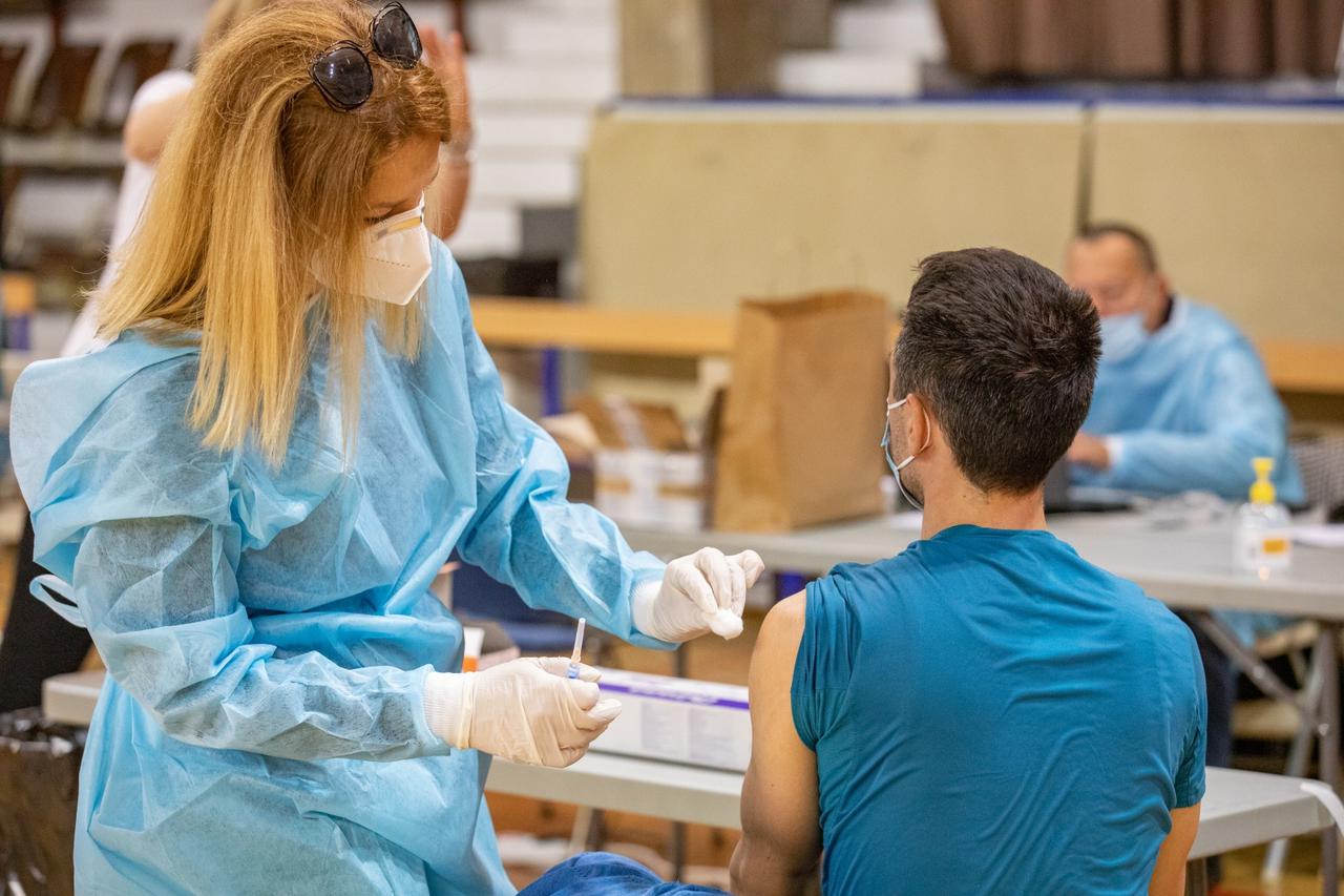 Dubrovnik: Počelo cijepljenje prioritetnih skupina u Gospinom polju