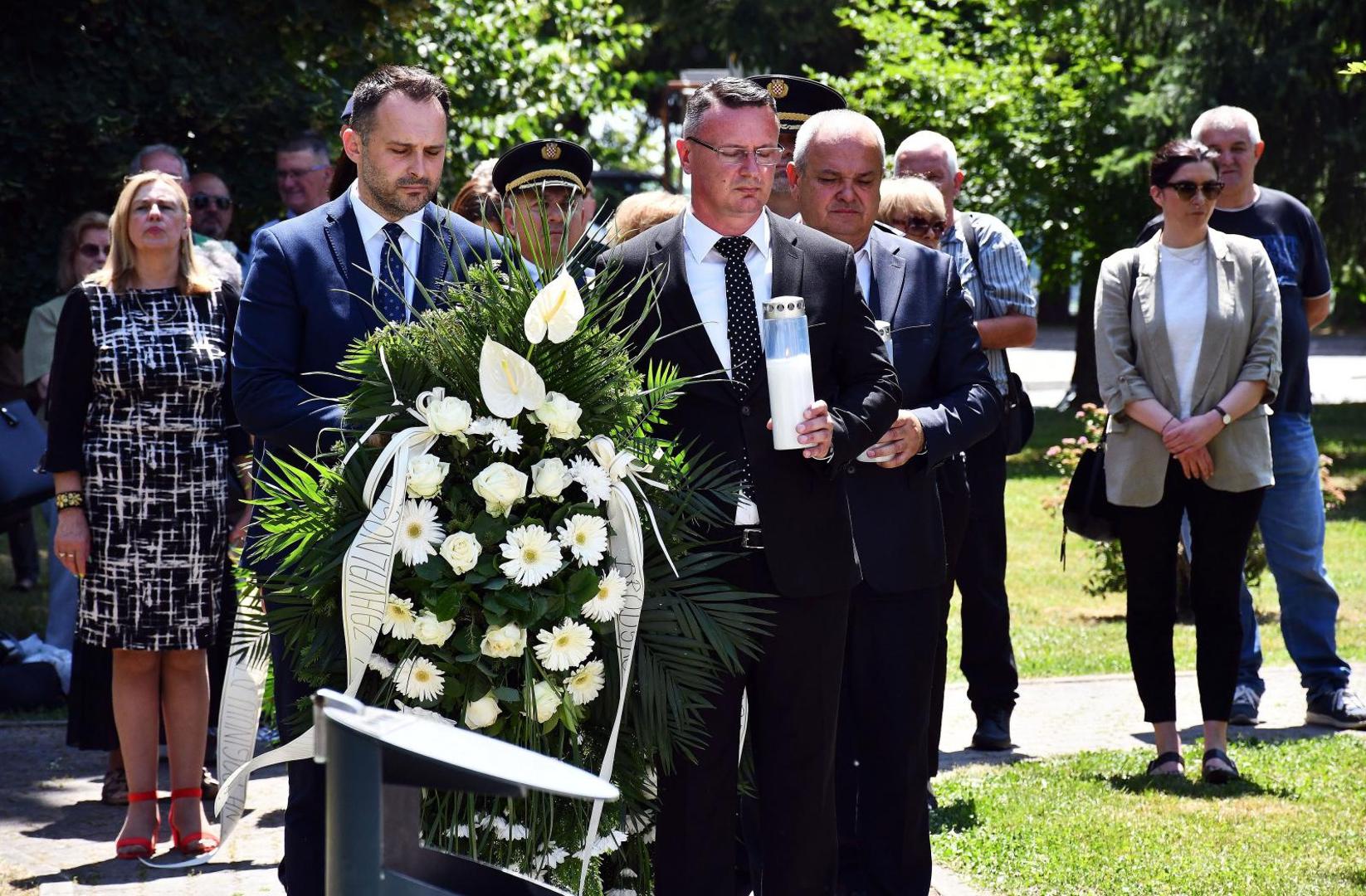 19.06.2021., Slavonski Brod - Ispred spomenika "Prekinuto djetinjstvo" obiljezen je 19. Susret sjecanja na poginulu djecu u Domovinskom ratu "Mali kriz-velika zrtva", koje je i ove godine organizirala Zajednica udruga hrvatskih civilnih stradalnika iz Domovinskog rata Hrvatske i Ministarstvo hrvatskih branitelja. Photo: Ivica Galovic/PIXSELL