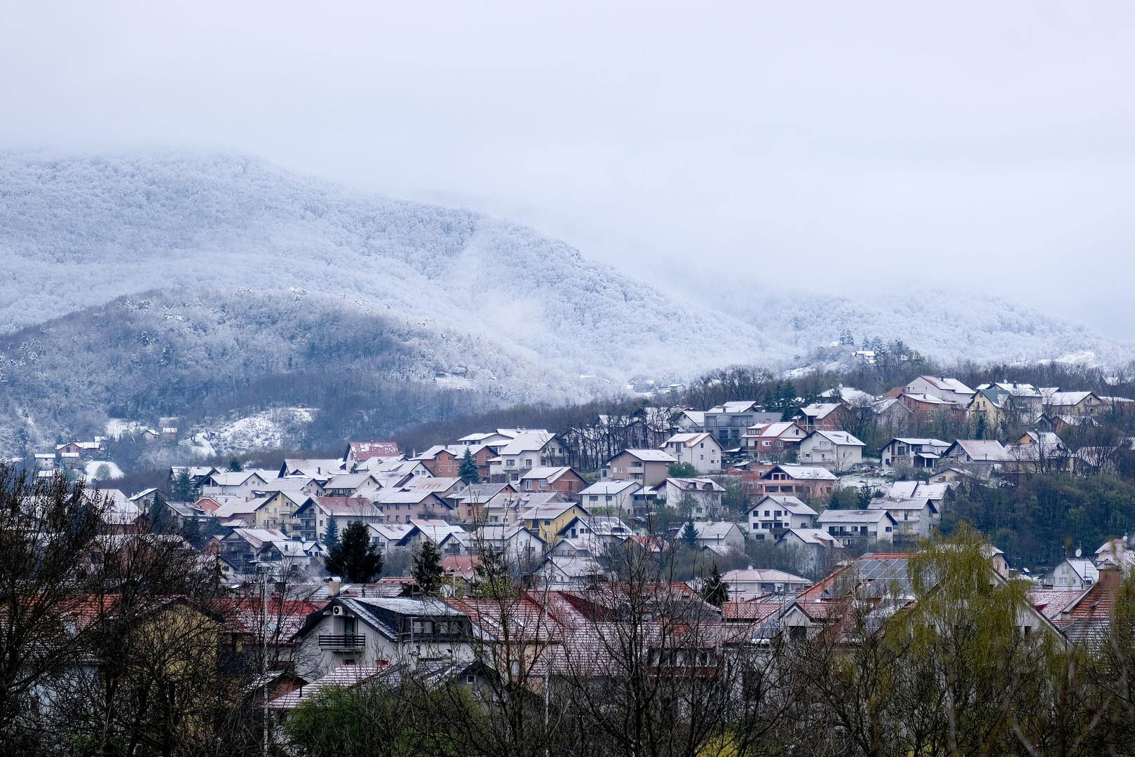 Nakon jučerašnjih proljetnih 20-ak stupnjeva, jutros posve drugačija slika. Hladno s kišom, a u Zagrebu je čak, na blagdan Cvjetnice, pao i snijeg.