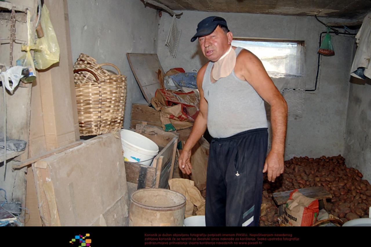 '09.09.2011., Kuljani - Dusan Vincic u ostavi gdje je 22.srpnja 1991. pronasao ranjenog hrvatskog policajca Sefika Perezovica kojeg su nedugo nakon toga odveli pobunjeni Srbi. Photo: Nikola Cutuk/PIXS