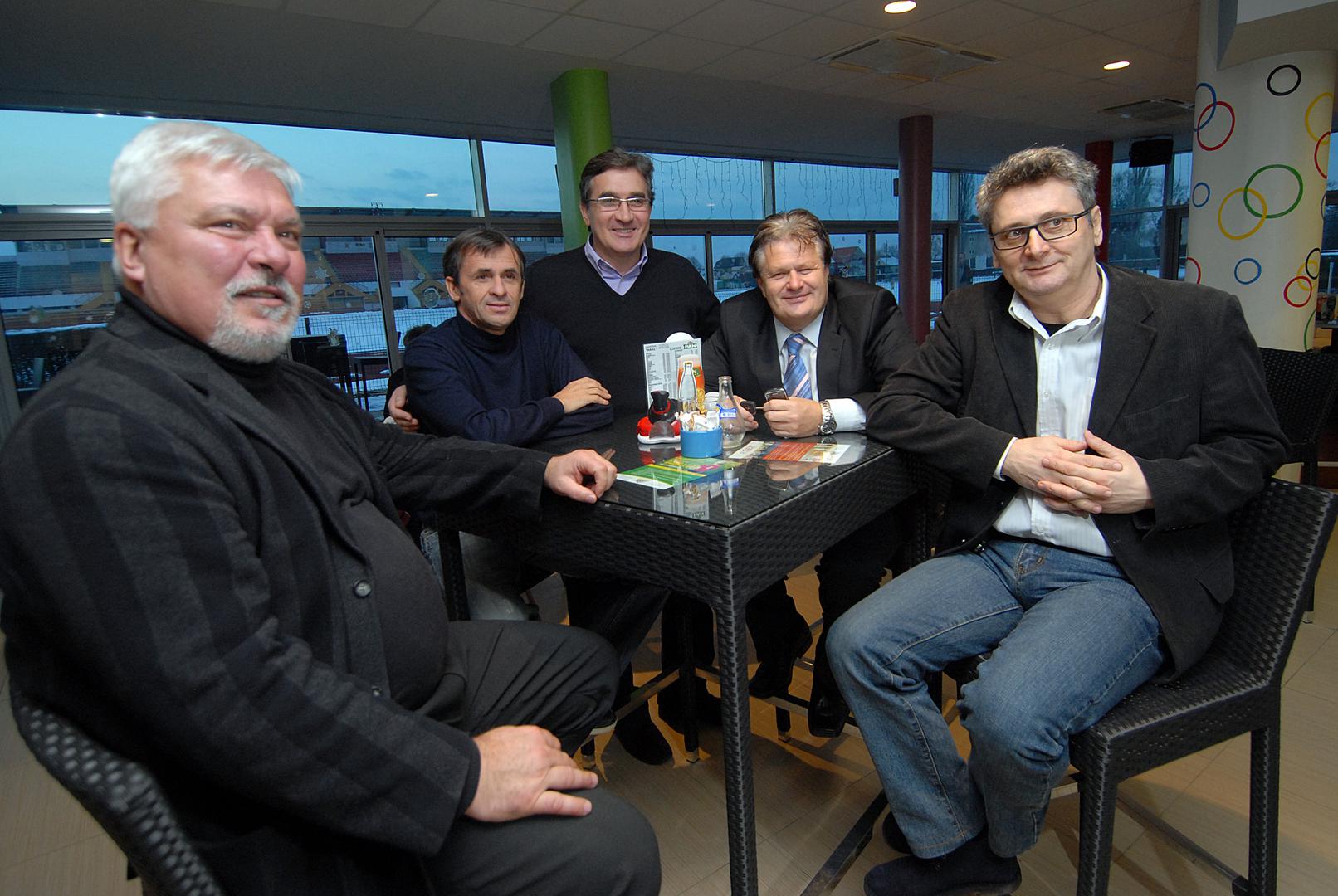 Legendarni Čeči je rođen 5. siječnja 1957. godine u Murskom Središću. Igračku karijeru započeo je u tamošnjem Rudaru, a zatim je nastupao za MTČ iz Čakovca.


