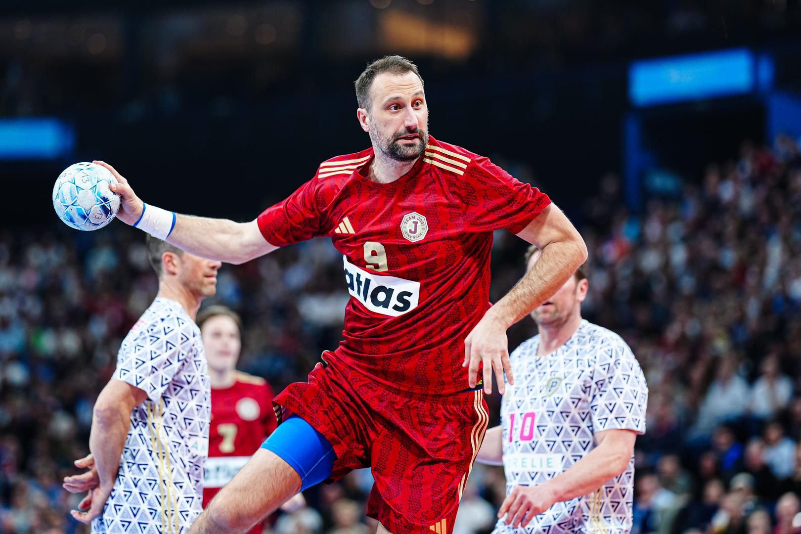 S visinom od 203 centimetra, koju, kako sam šali, smatra manom u avionima, a prednost na terenu, ubrzo se afirmirao kao nezaustavljiva sila na crti od šest metara.