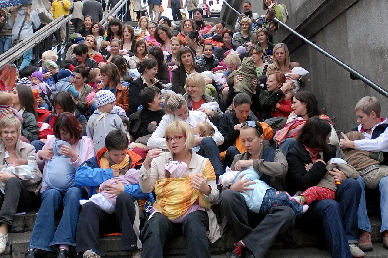 04.10.2008 Zagreb - Dojilje su na Dolcu sudjelovale u akciji simultanog dojenja u sklopu dana Ruzicste vrpce. Photo: Matija Habljak/Vecernji list