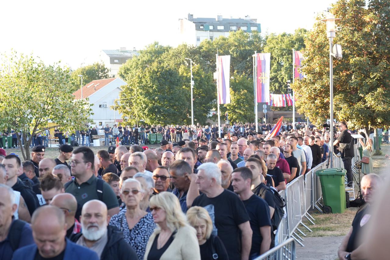 Beograd: Brojni građani došli odati počast ratnom zločincu Ratku Mladiću