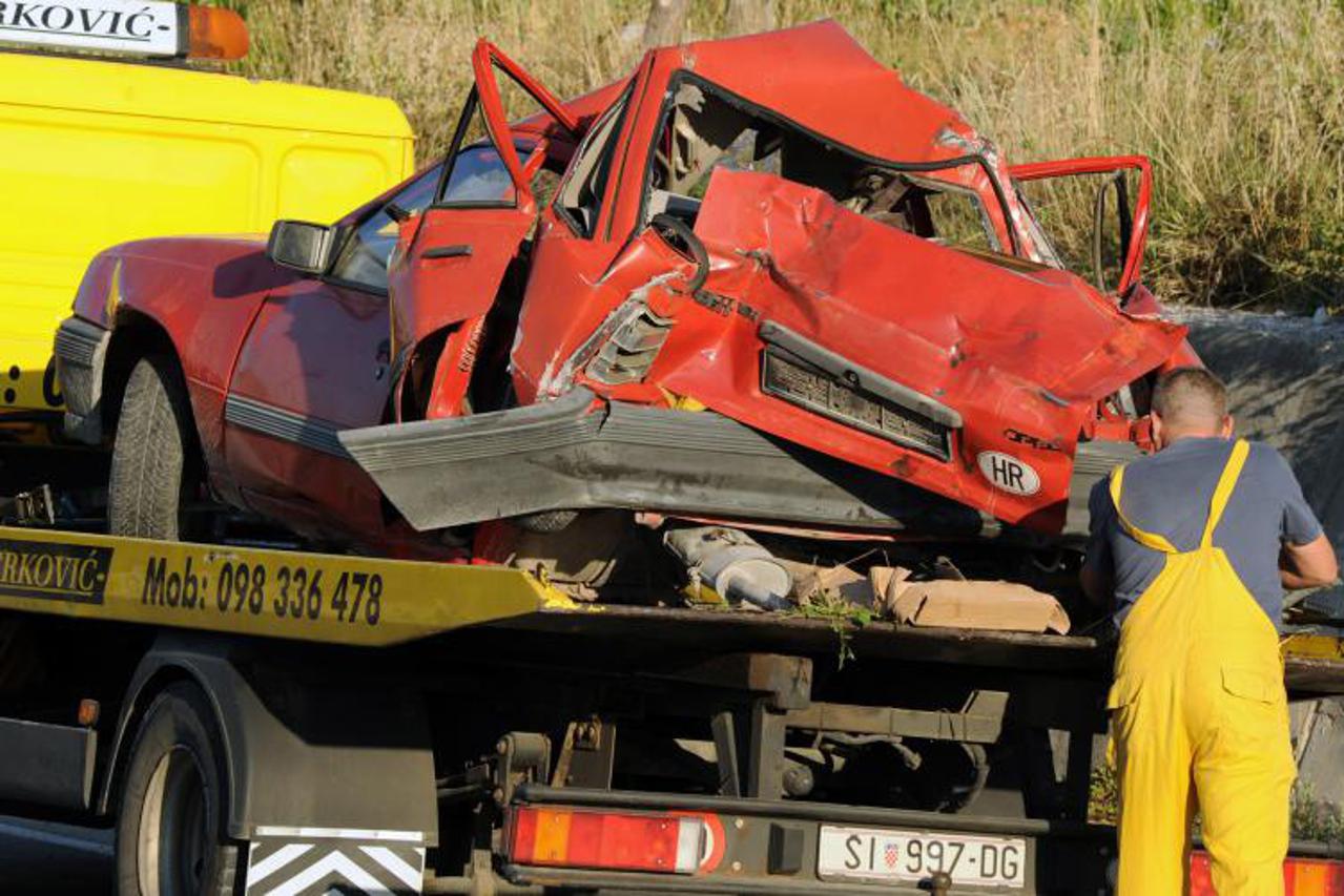 Vlak naletio na auto u Kninu (1)