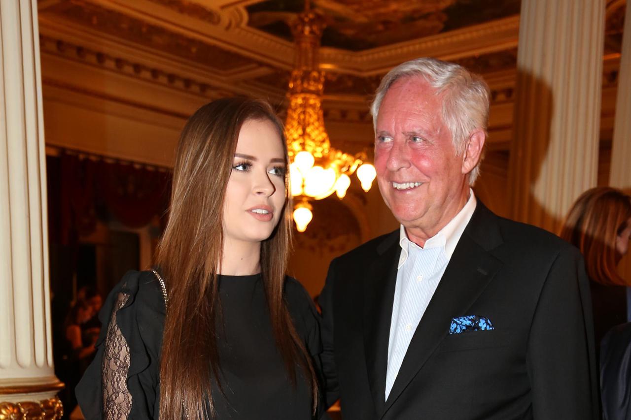 K?i Dikana i pokojne glumice Ene Begovi? ima 24 godine i izrasla je u pravu ljepoticu