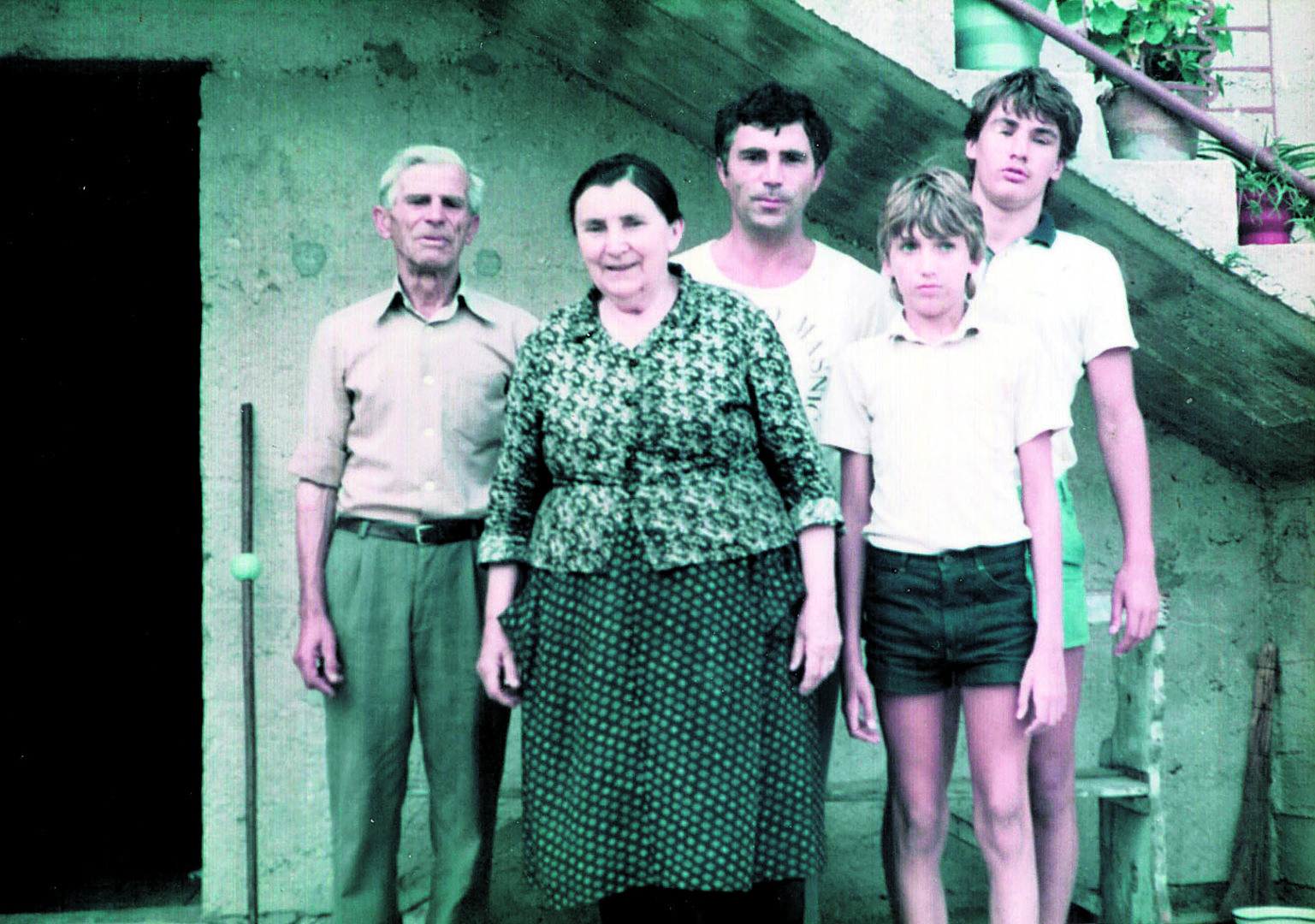Osnovnu školu upisao je 1973., a osmi razred završio 1981.