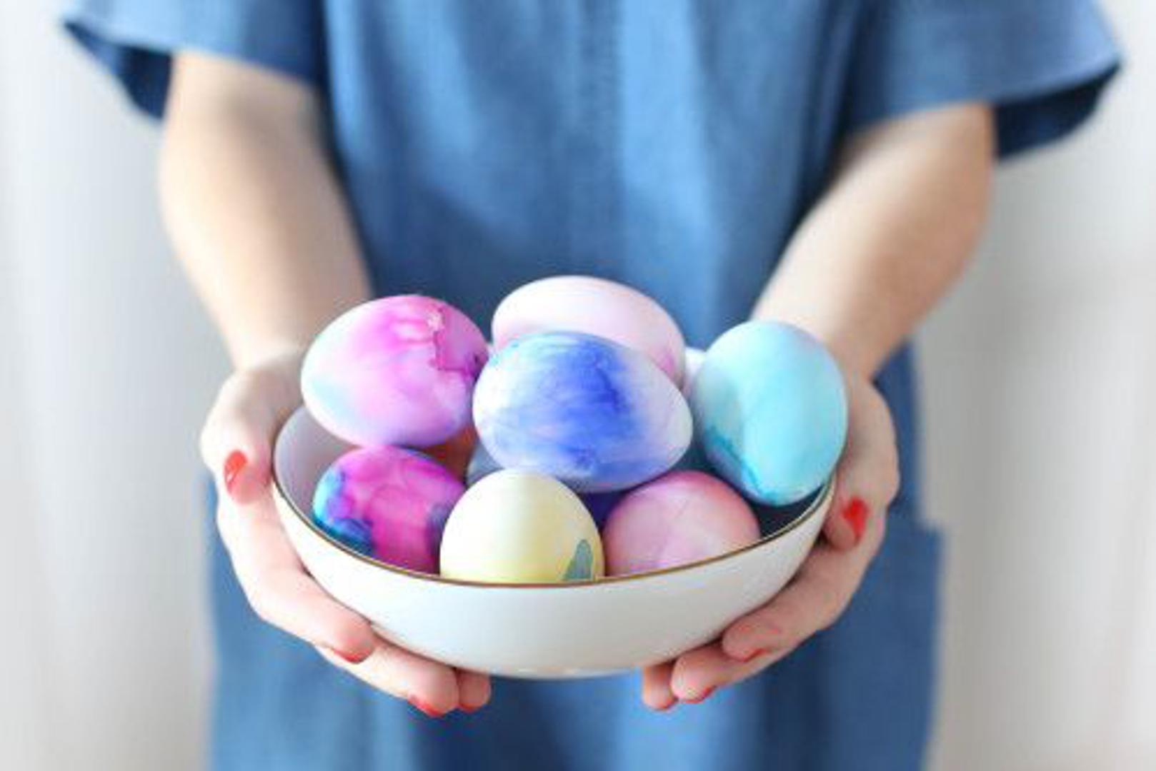 Jaja obojena alkoholnom tintom: Sa sjajnom završnom obradom, ova jaja s alkoholnom tintom čine zadivljujući uskršnji ukras. Budući da se jaja oslikana alkoholnom tintom ne smiju konzumirati, vjerojatno ćete se htjeti pozabaviti ovim projektom s ispuhanim jajima! Prije nego što započnete išta s alkoholnom tintom, pokrijte radnu površinu i stavite rukavice (mogu ostaviti mrlje!). Dodajte nekoliko kapi tinte na vatu i utapkajte na jaje. Stvorite teksturirani izgled ponavljanjem koraka 1 s drugom bojom. Pomiješajte boje po želji (dodavanje metalik boje naglašava sjaj).